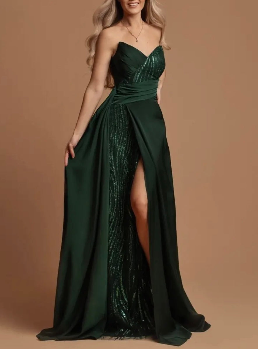 Smaragdgrünes Abendkleid mit Beinschlitz & Drapierung