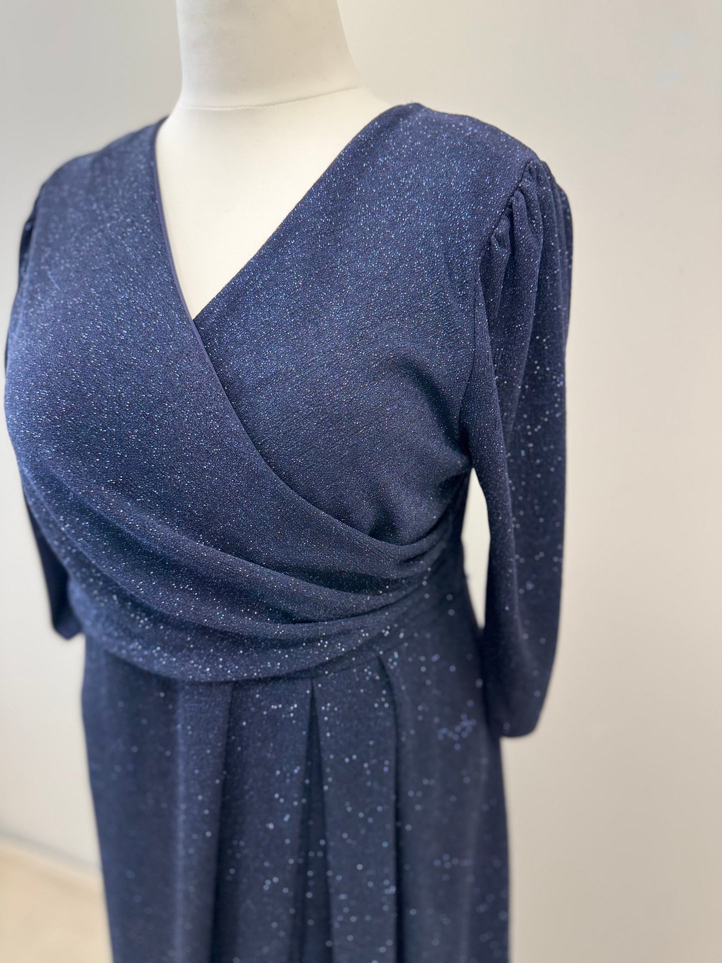 Schimmerndes Abendkleid mit femininer Silhouette