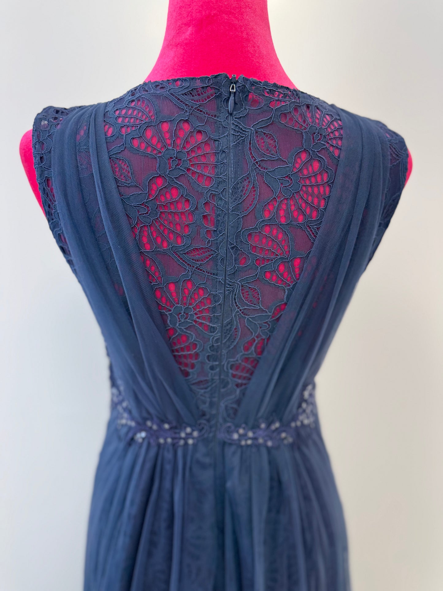 Abendkleid aus besticktem und perlenbesetztem Tüll und Spitze