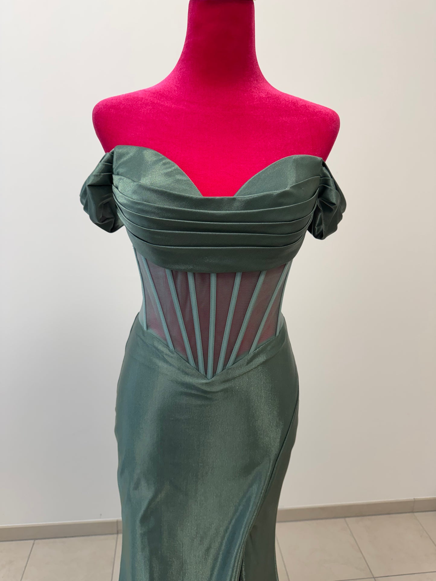 Elegantes Off-Shoulder-Abendkleid mit Korsagen-Detail INV-80006 INV-80004 INV-80005