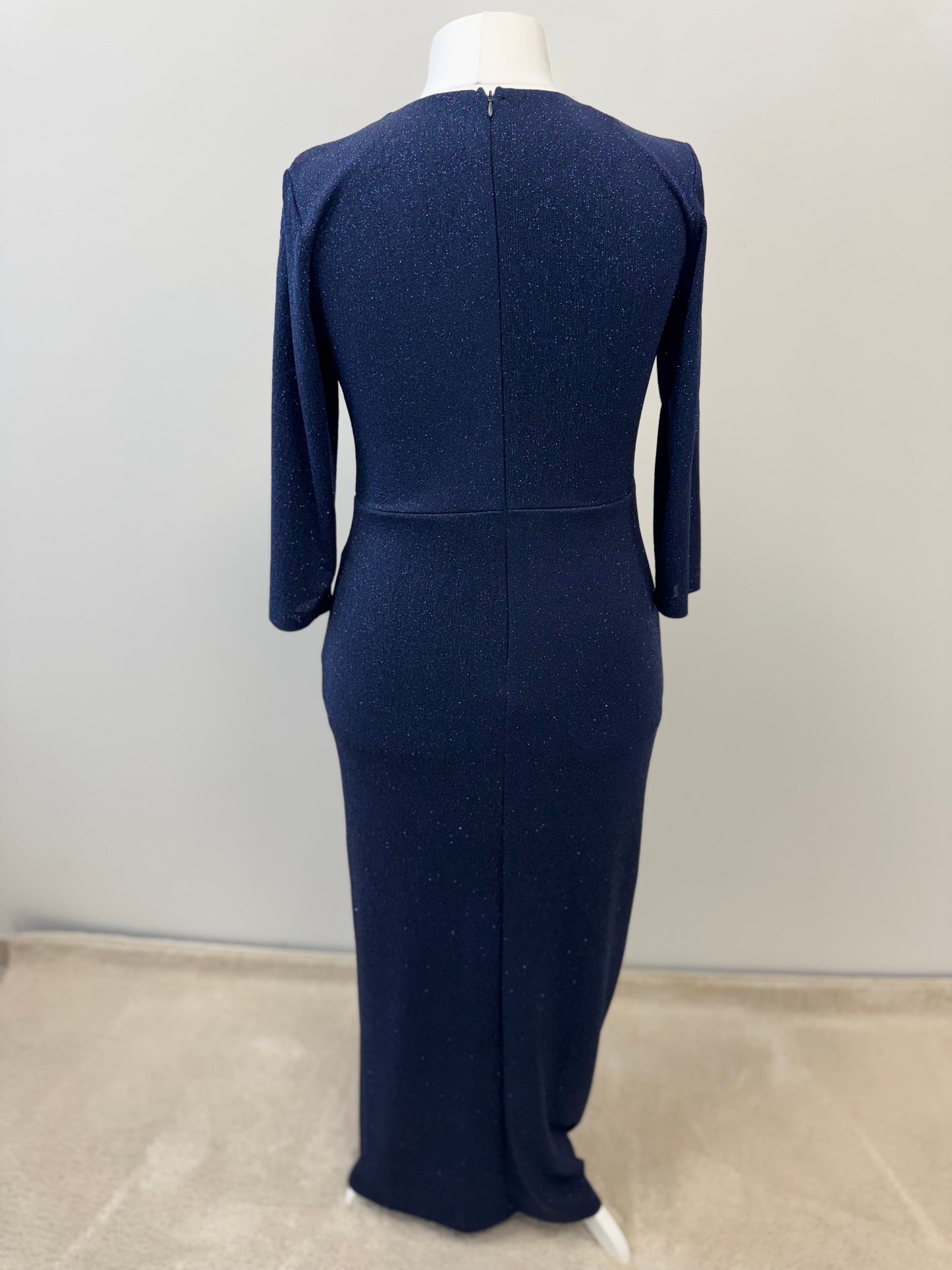 Abendkleid mit Wickeloptik und Zierapplikation