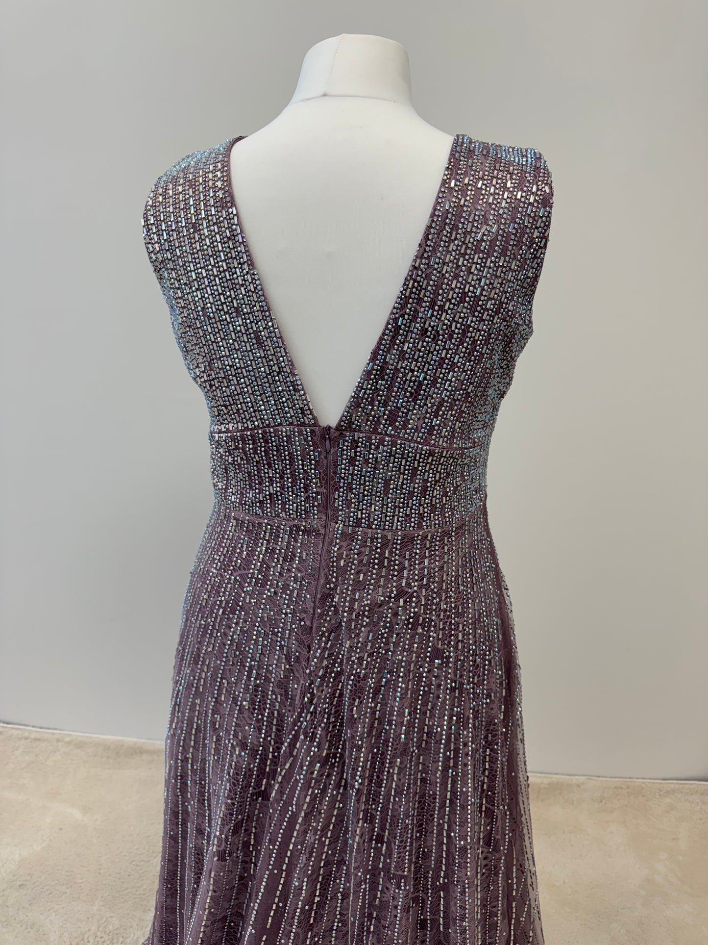 Glamouröses Maxikleid mit tiefem V-Ausschnitt und Glitzerakzenten