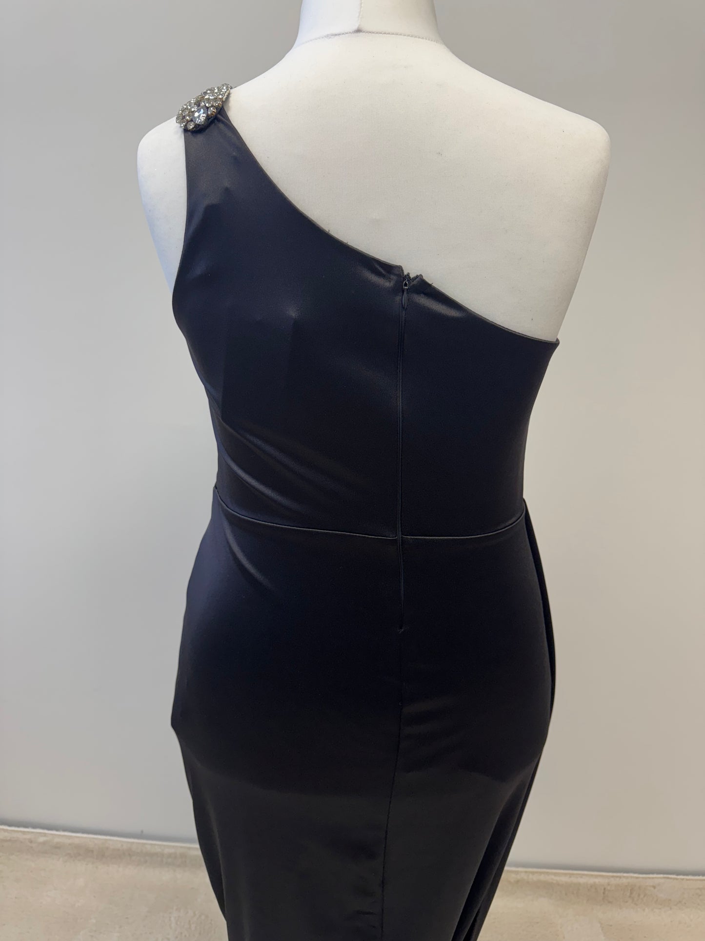 Elegantes One-Shoulder-Abendkleid mit Strassdetail