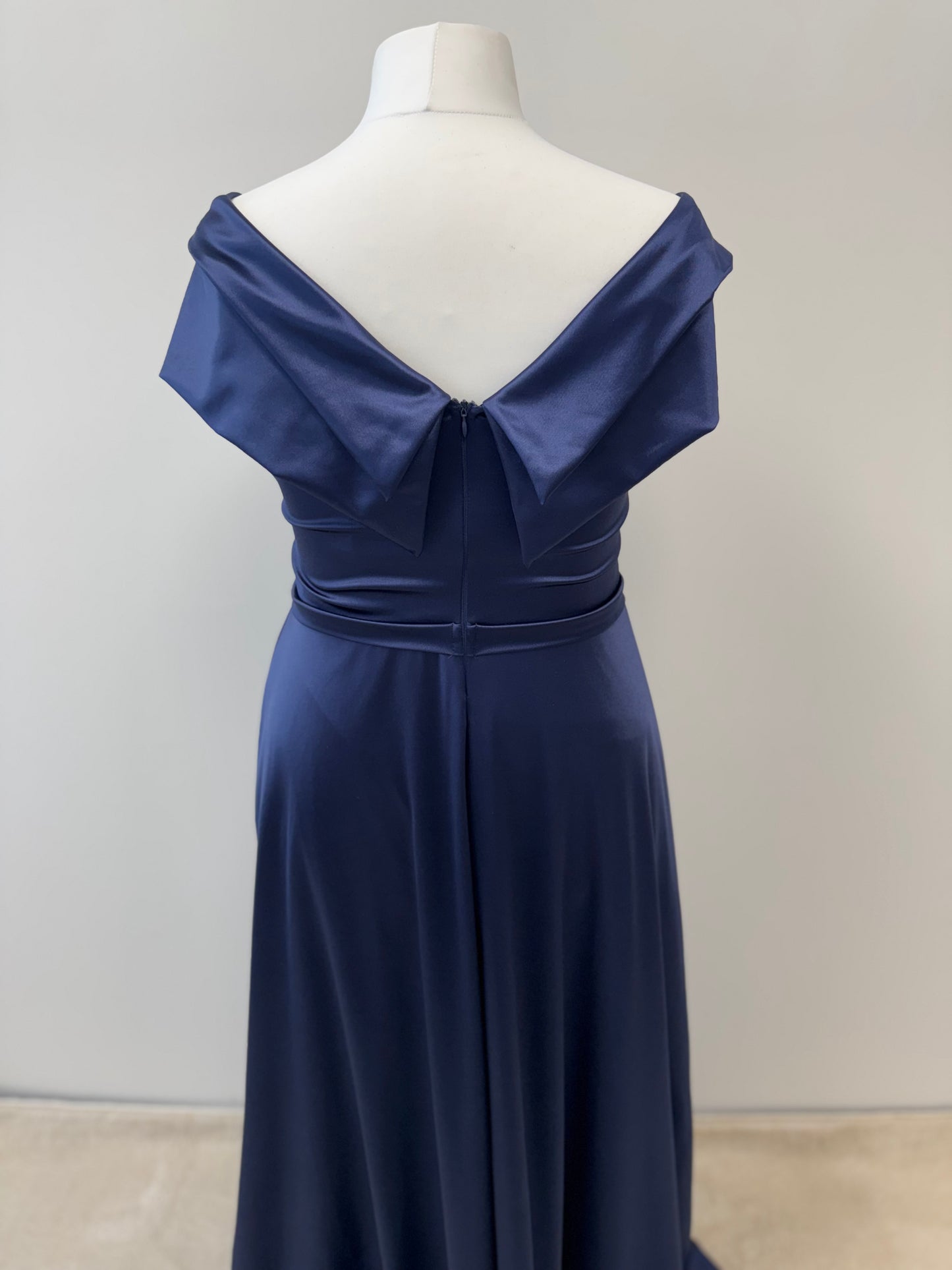 Elegantes Off-Shoulder-Abendkleid mit fließendem Rock und Beinschlitz