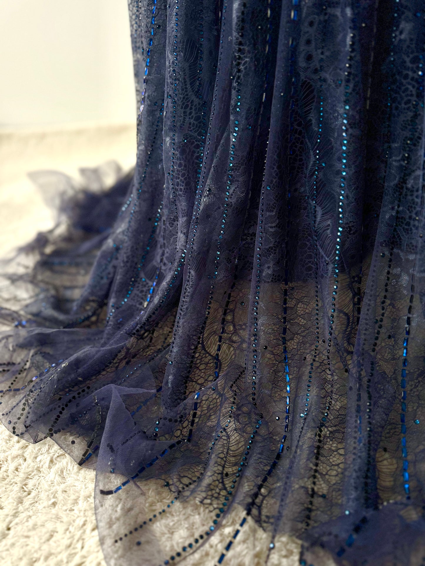 Glamouröses Maxikleid mit tiefem V-Ausschnitt und Glitzerakzenten