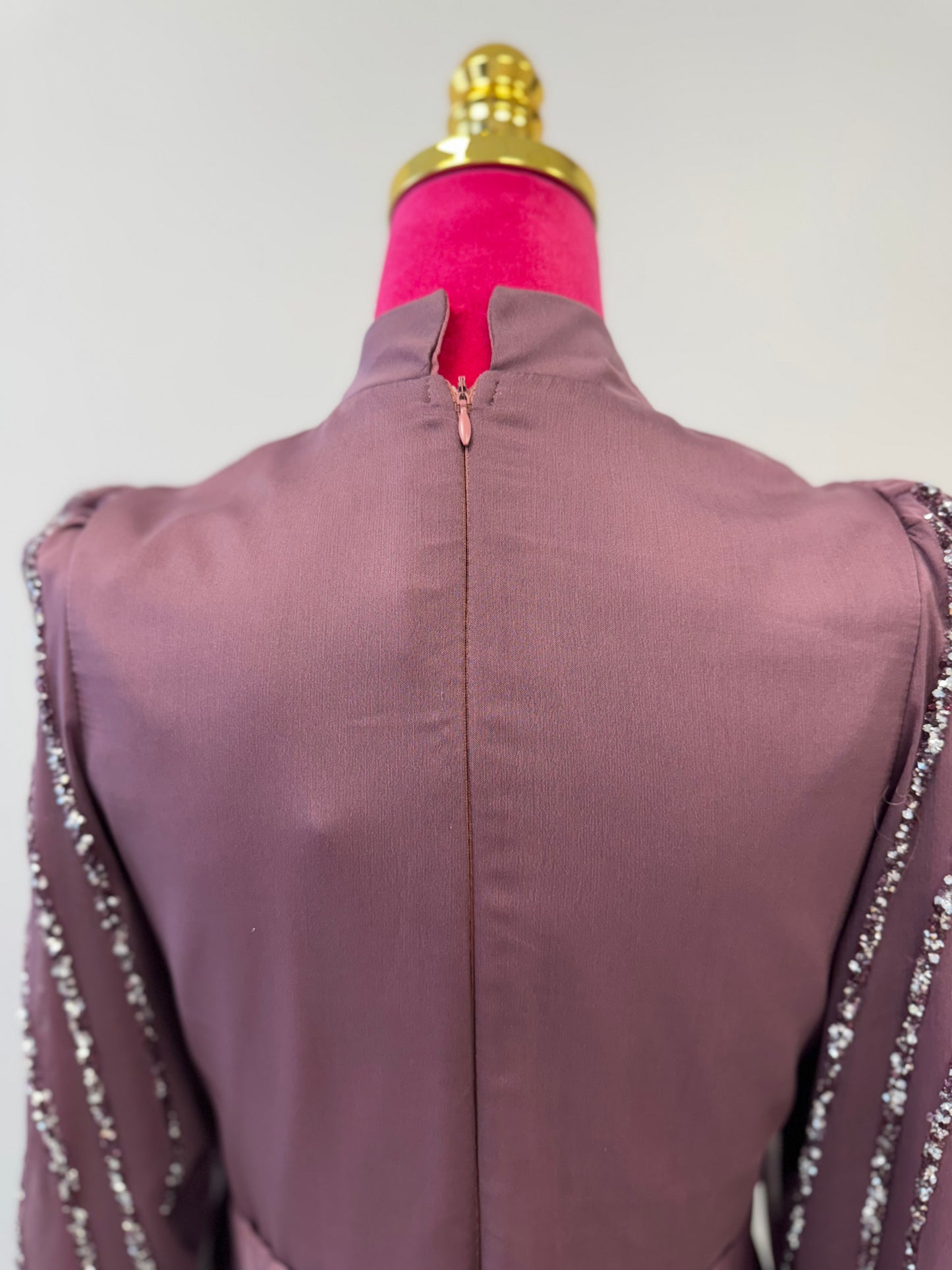 Elegantes Hijabi-Abendkleid mit funkelnden Details