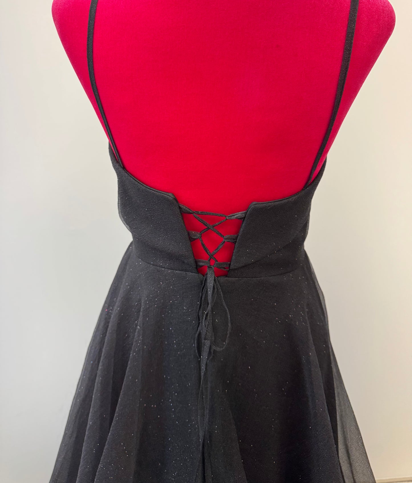 Schimmerndes A-Linien-Abendkleid mit zarten Trägern