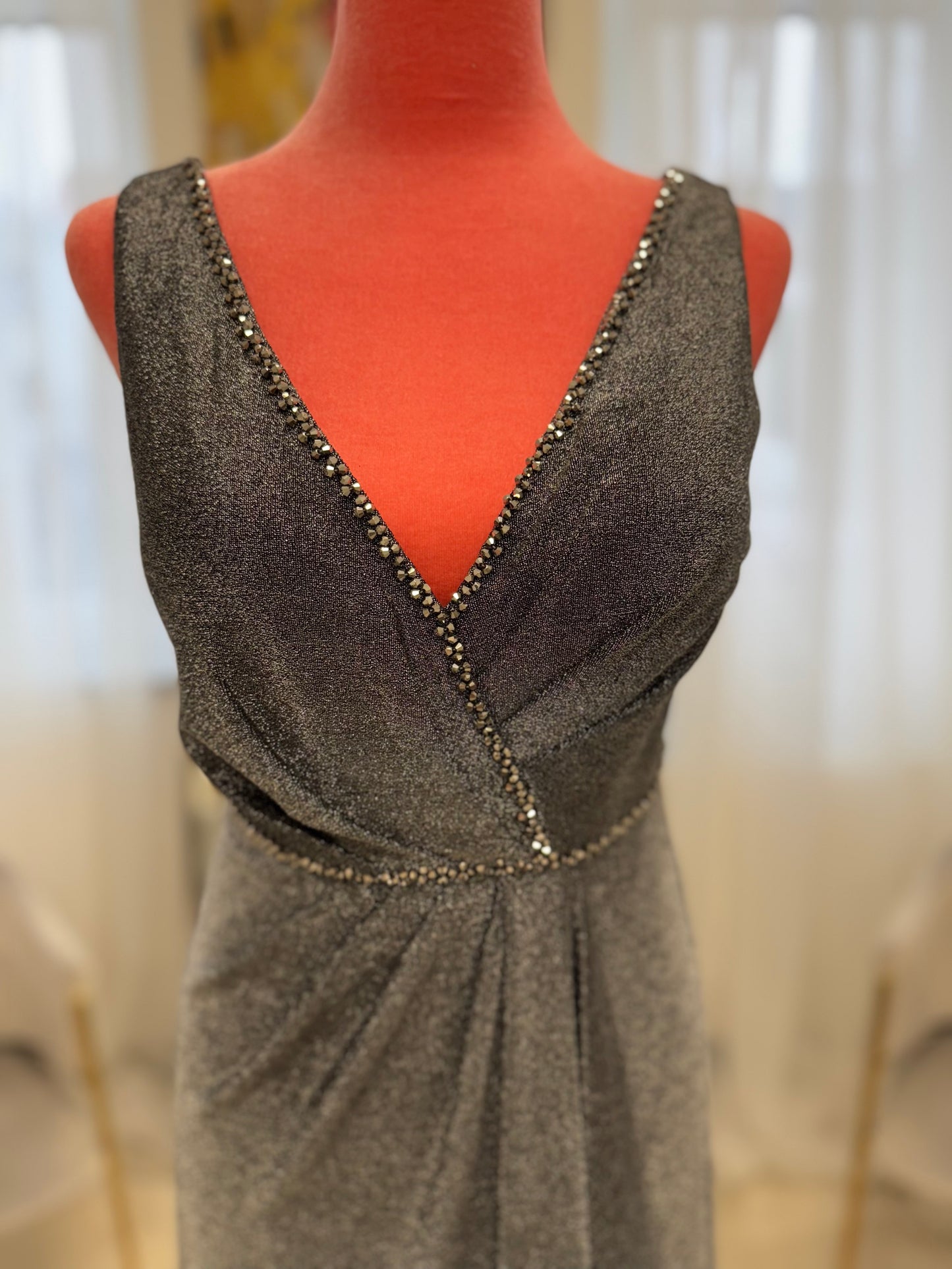 Zeitloses Abendkleid mit V-Ausschnitt und feinen Schmuckdetails