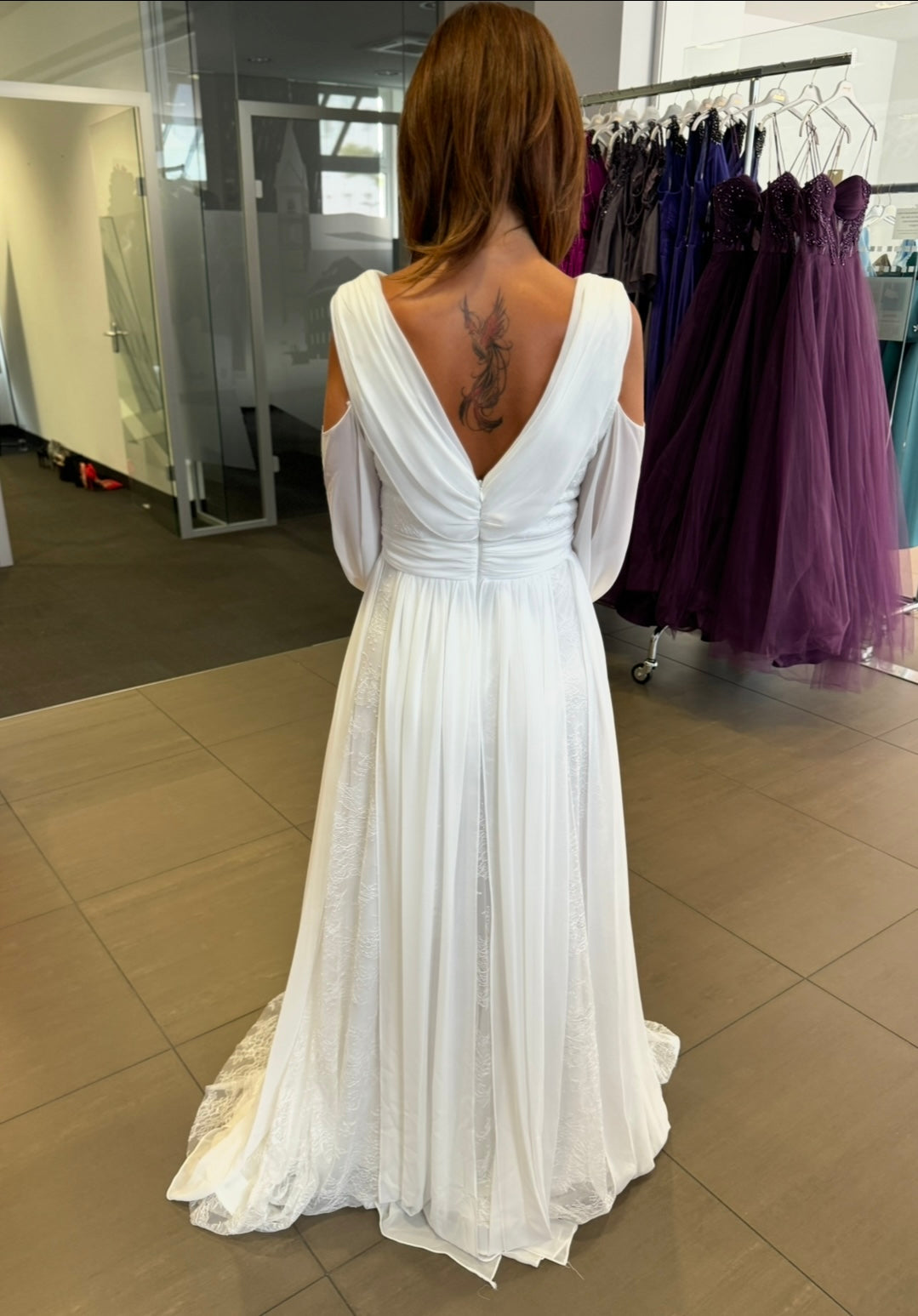 Romantisches Brautkleid mit Cut-Out-Schultern