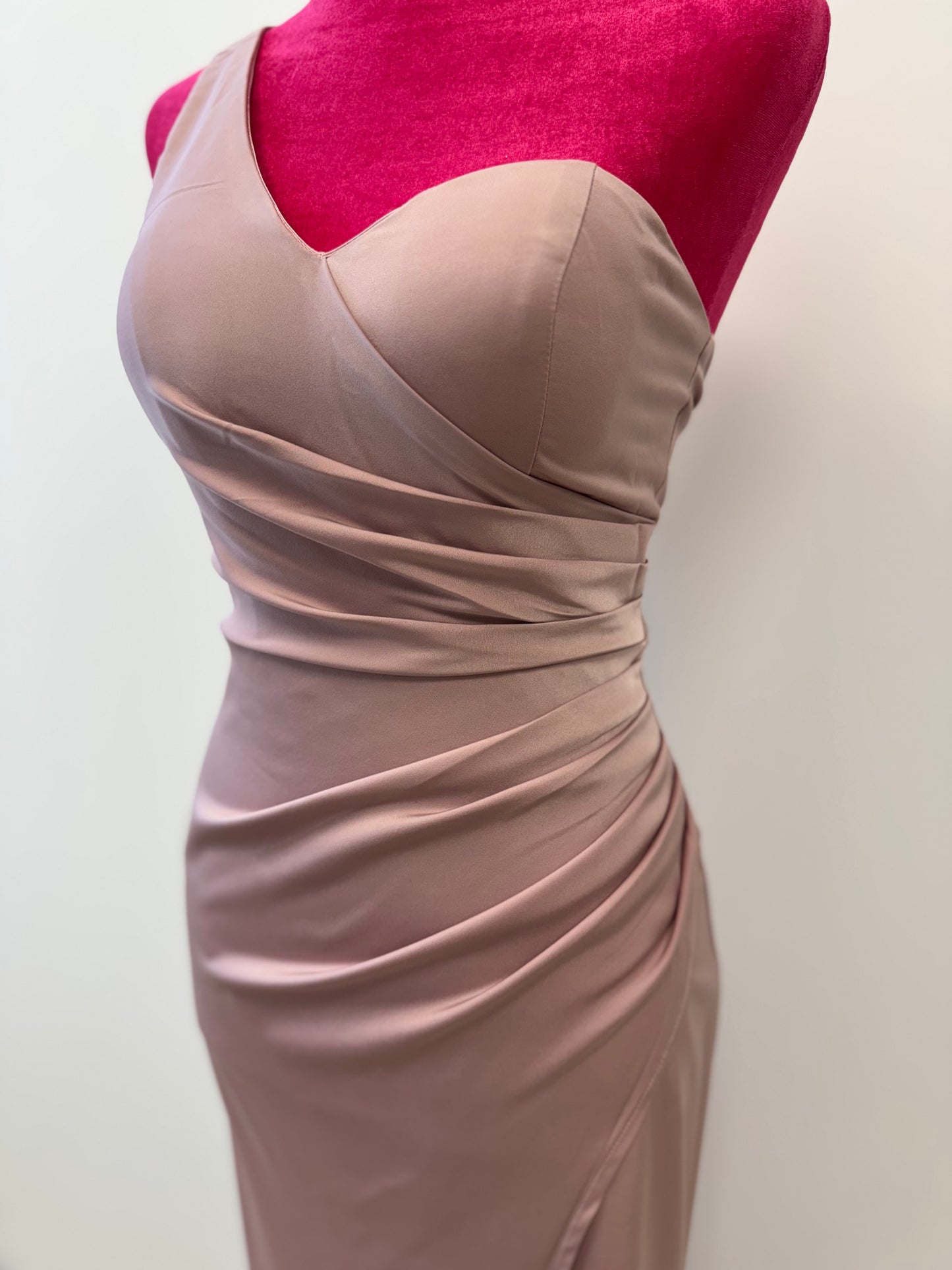 Asymmetrisches und fließendes Maxikleid mit elegantem Schlitz