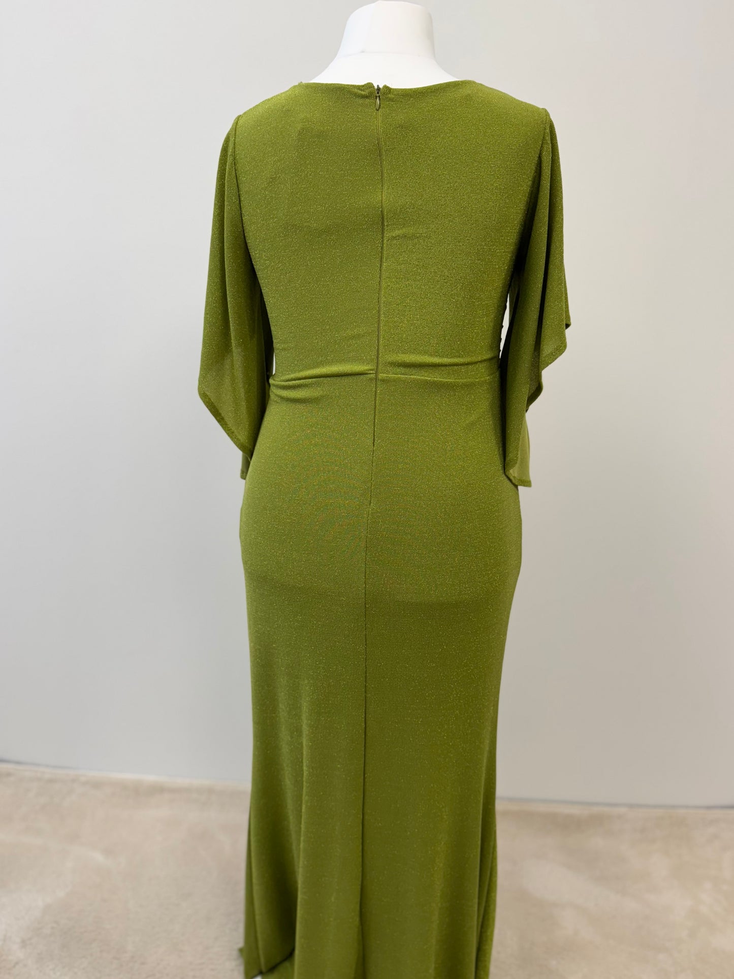 Abendkleid mit Wickeloptik und funkelnden Details