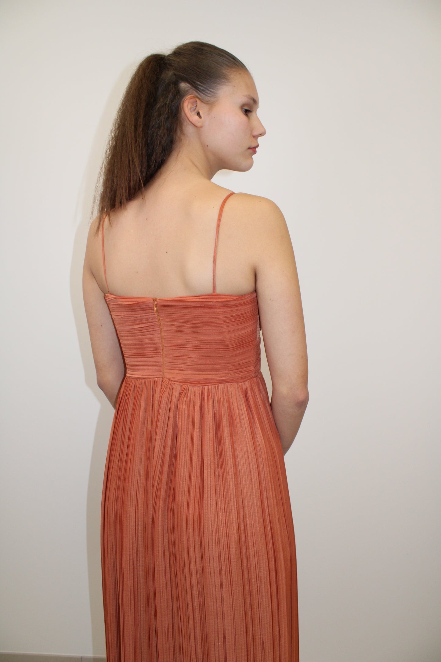 Plissiertes Maxikleid mit fließender Silhouette RO-8001 RO-8002 RO-8003