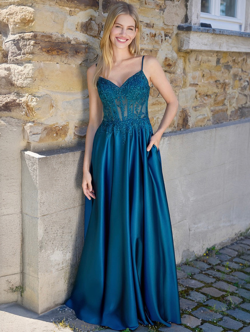Elegantes Satin-Abendkleid mit funkelnder Corsagen-Optik
