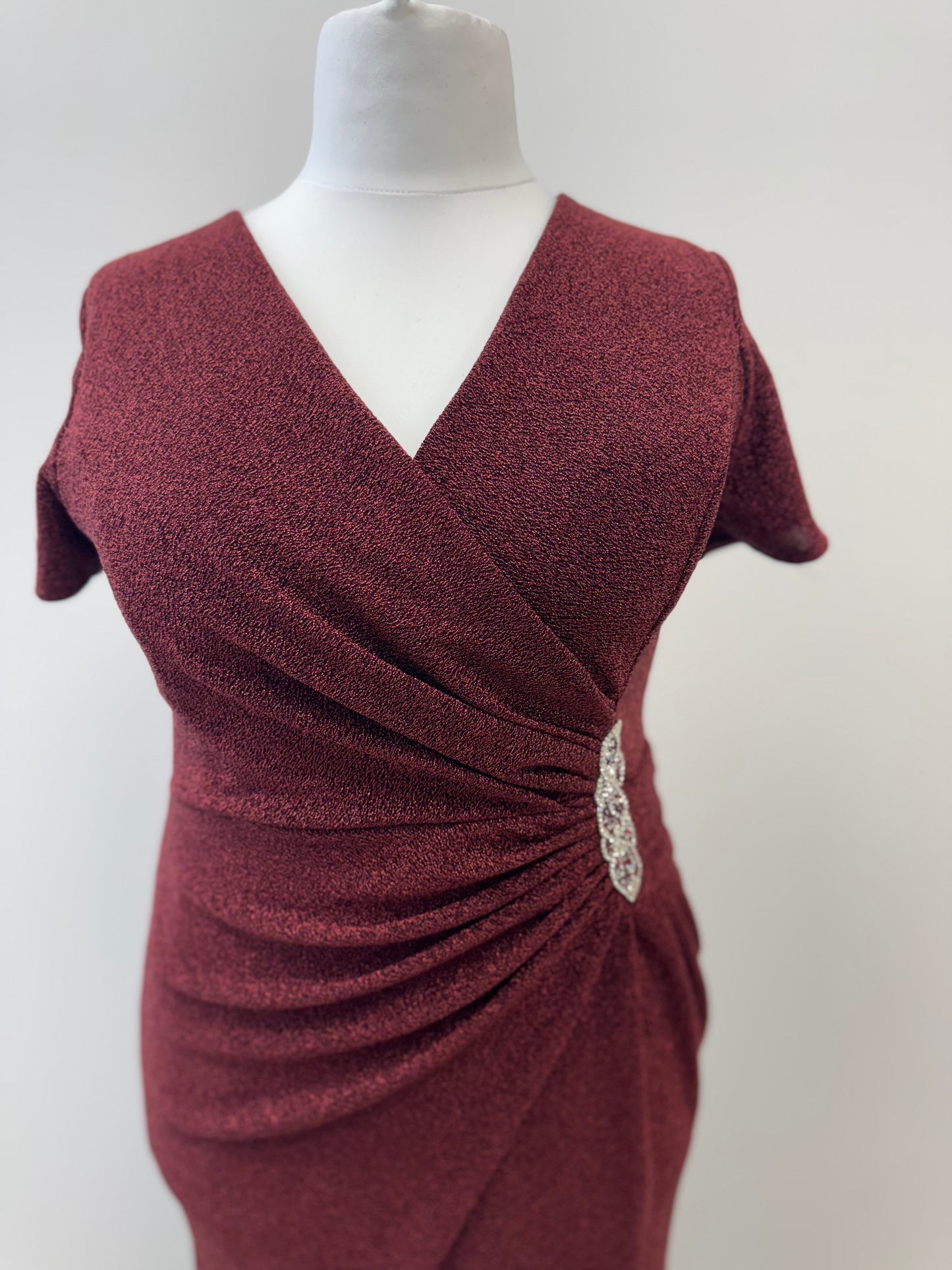 Elegantes Abendkleid mit Wickeloptik und Strassdetail