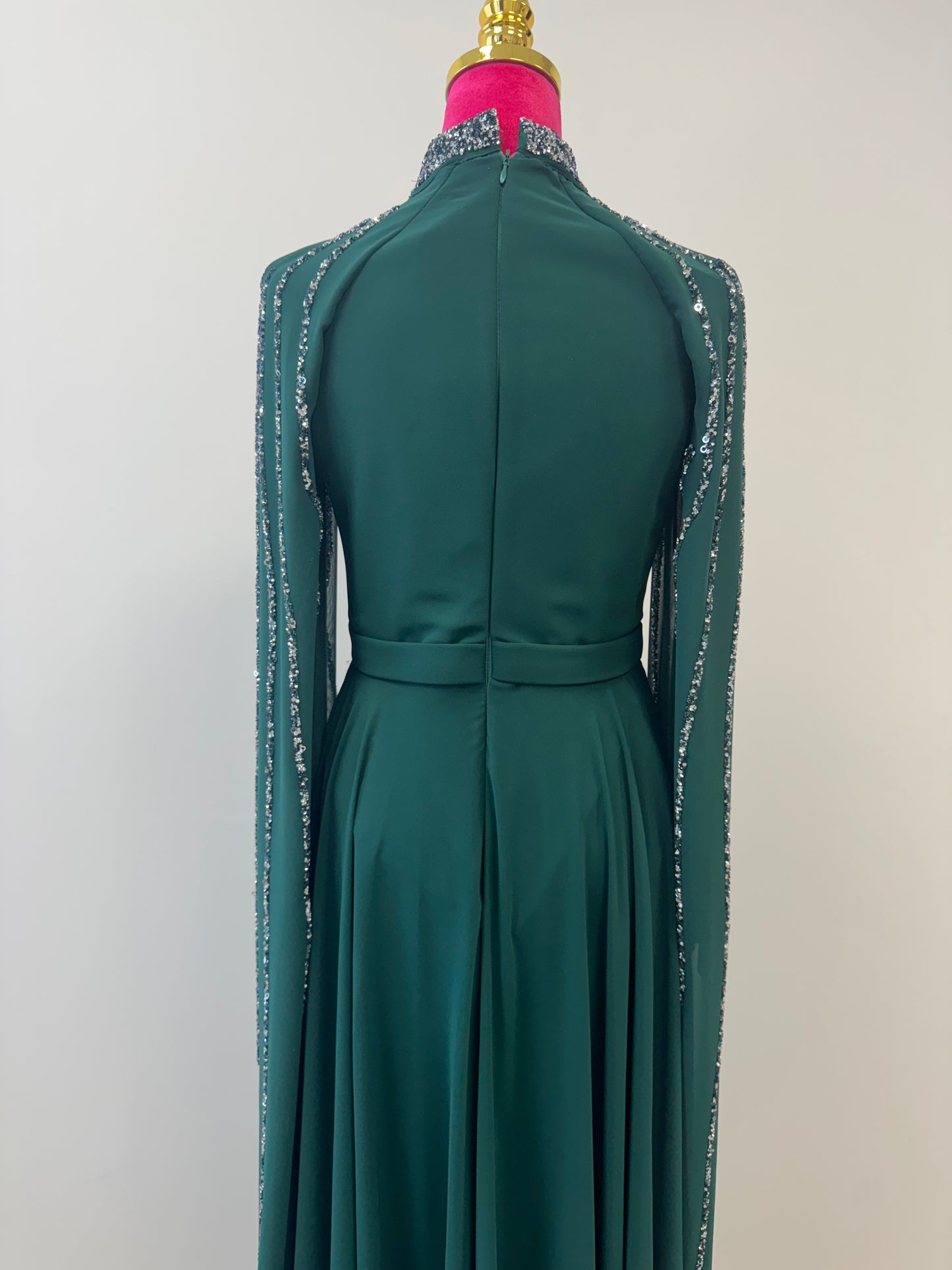 Elegantes Hijabi-Abendkleid mit funkelndem Kragen & Cape-Ärmeln