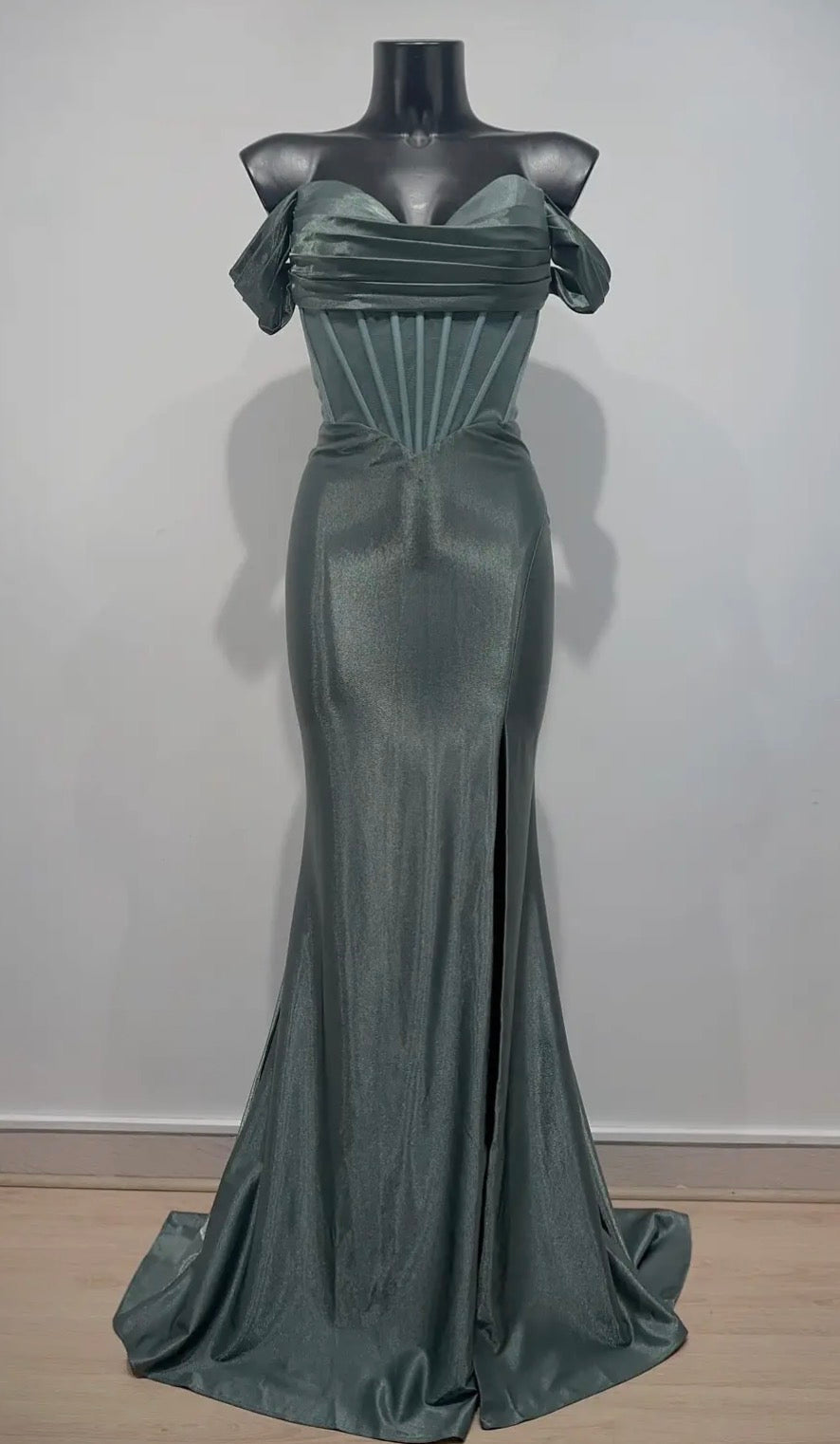 Elegantes Off-Shoulder-Abendkleid mit Korsagen-Detail INV-80006 INV-80004 INV-80005