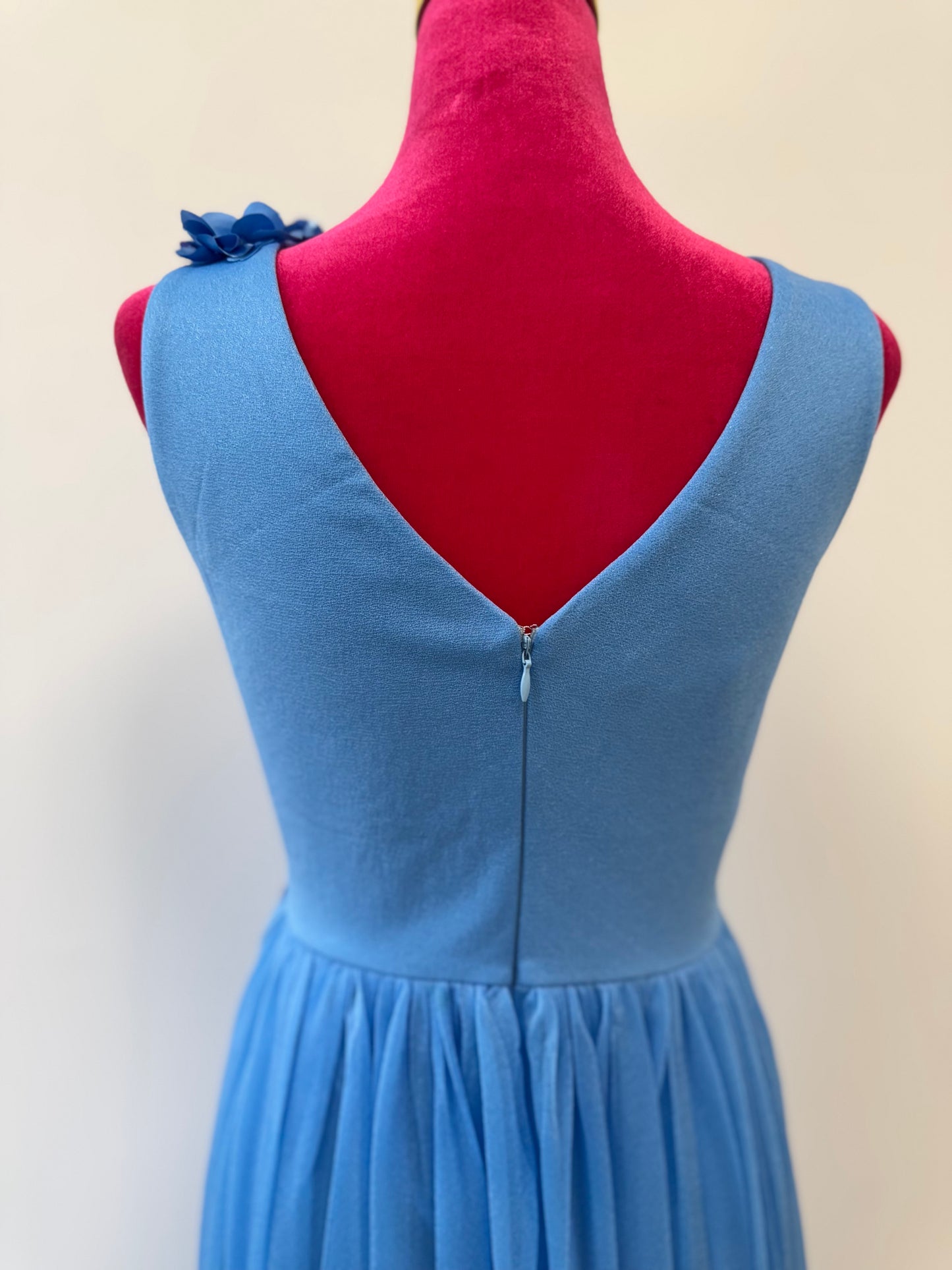 Elegantes Abendkleid – Blumenapplikationen & fließende Silhouette