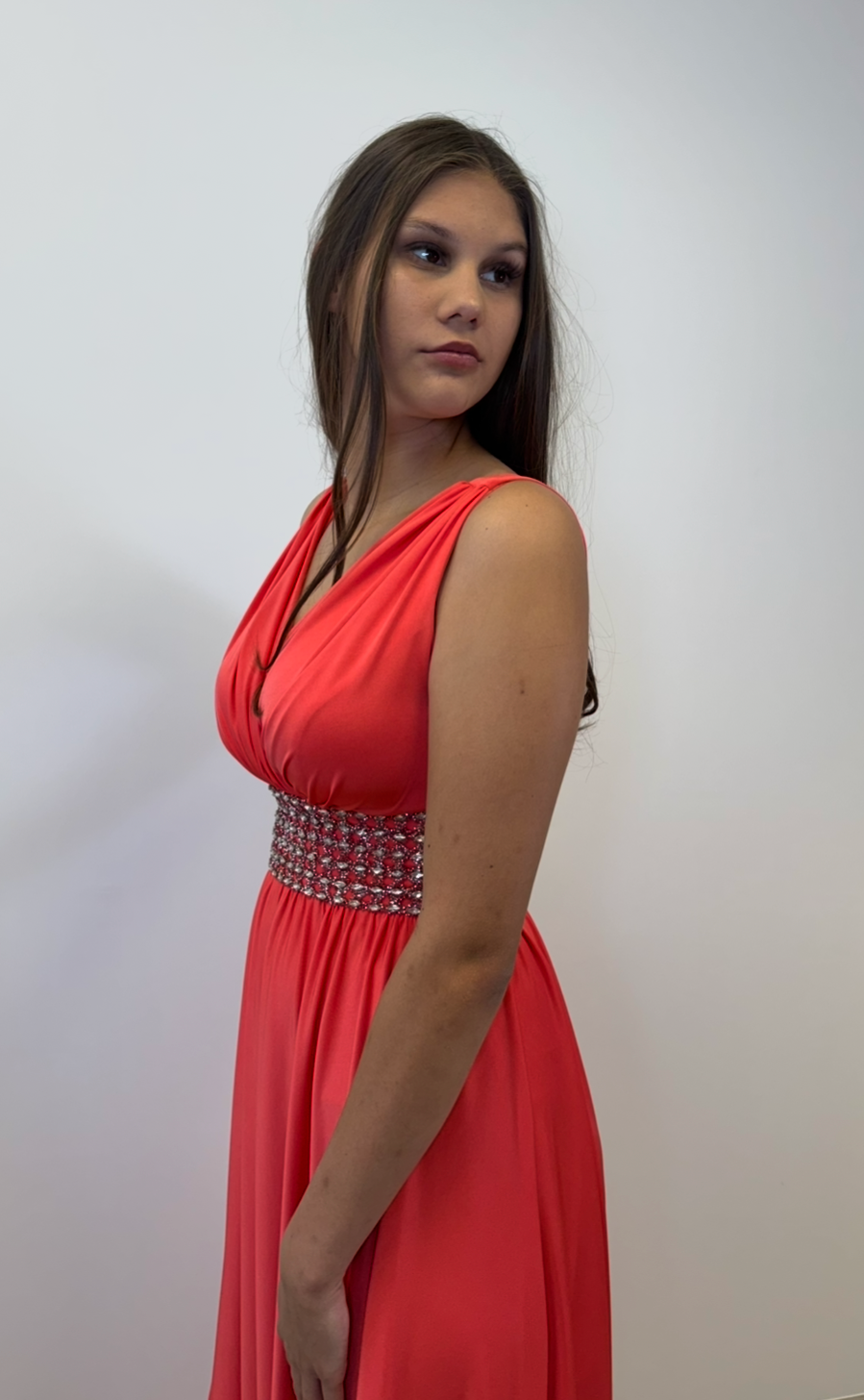 Elegantes Abendkleid mit funkelnd verzierter Taillenpartie