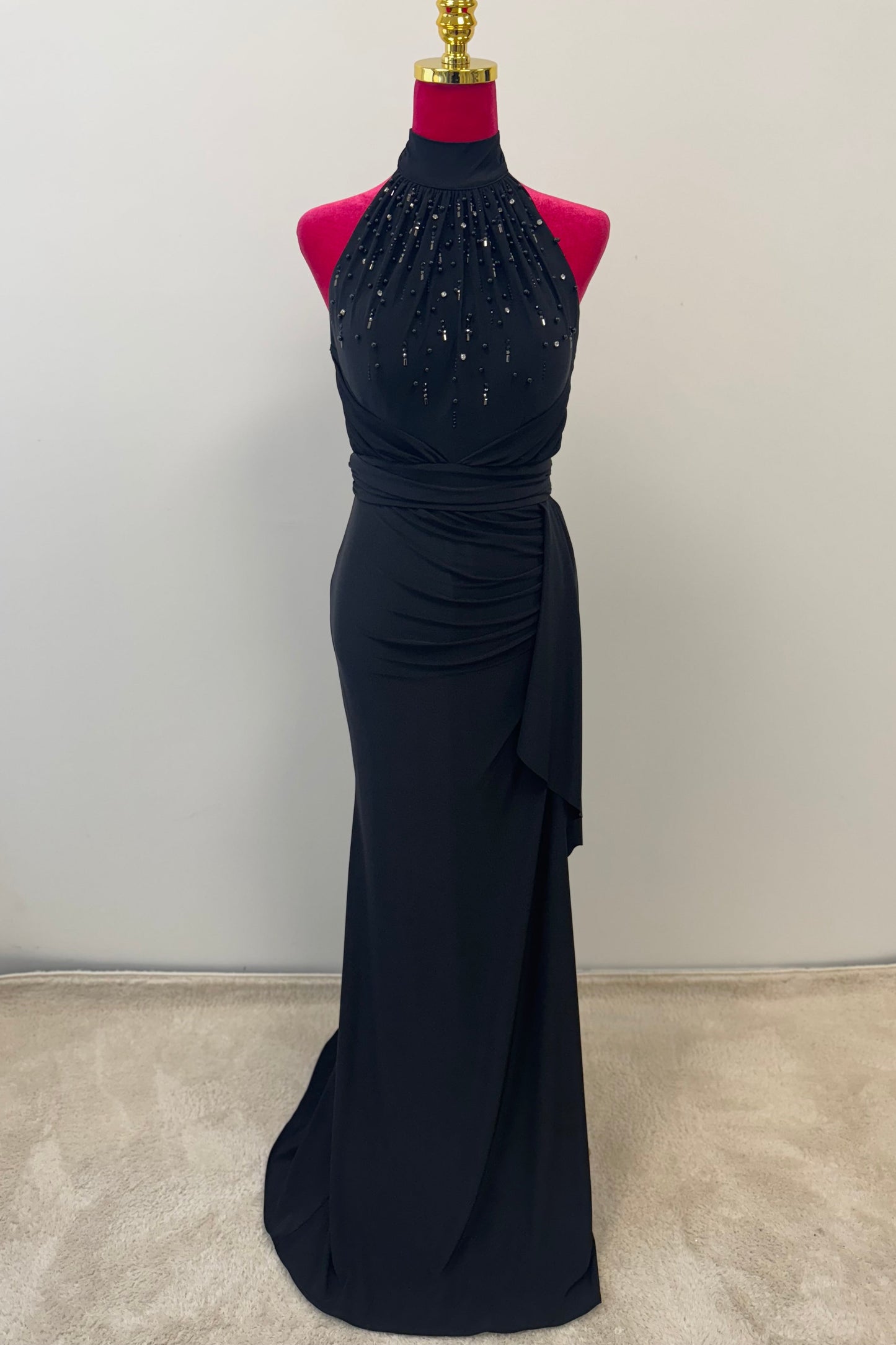 Elegantes besticktes Neckholder-Abendkleid