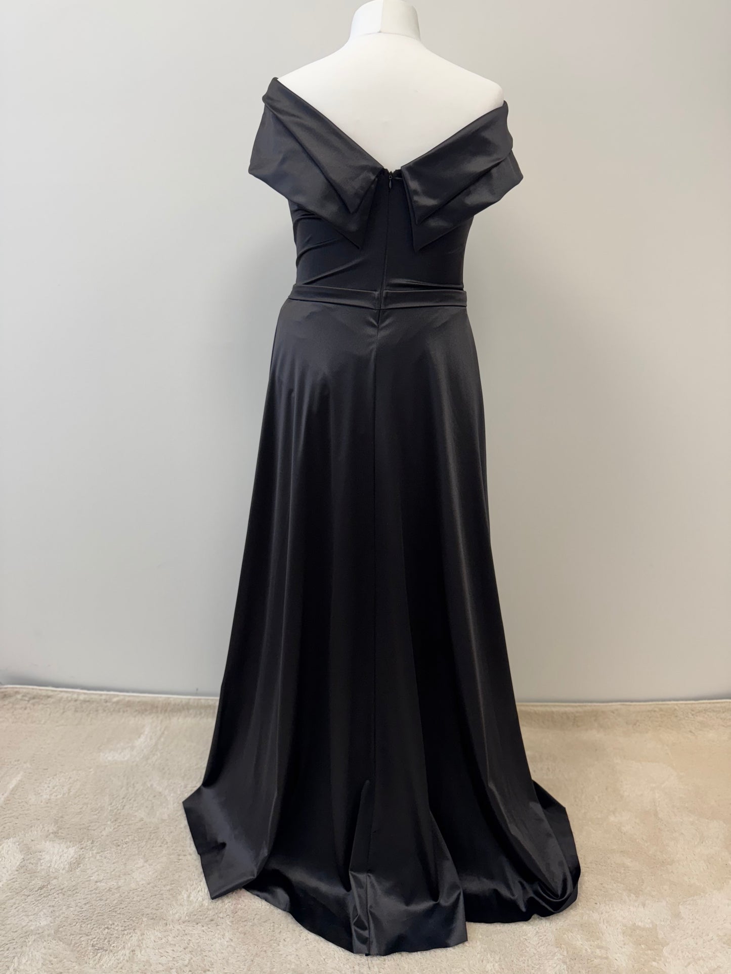 Elegantes Off-Shoulder-Abendkleid mit fließendem Rock und Beinschlitz