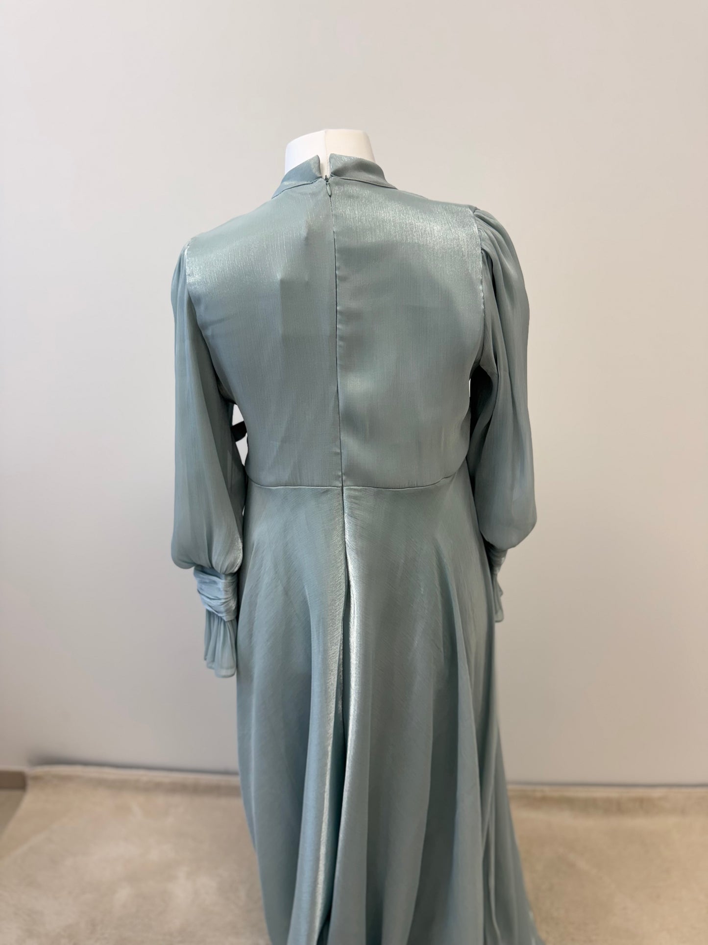 Elegantes Hijabi-Abendkleid mit edlem Schimmer