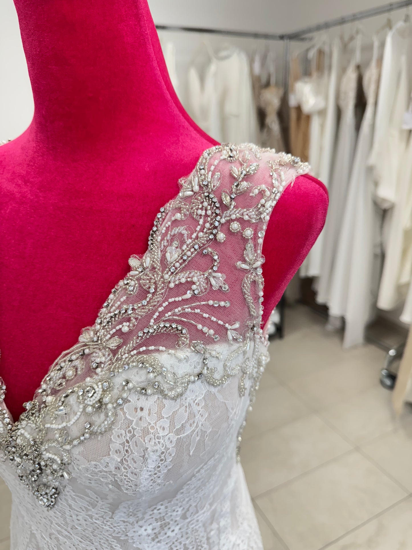 Exklusives Designer-Brautkleid im romantischen Vintage-Look – nur einmal verfügbar