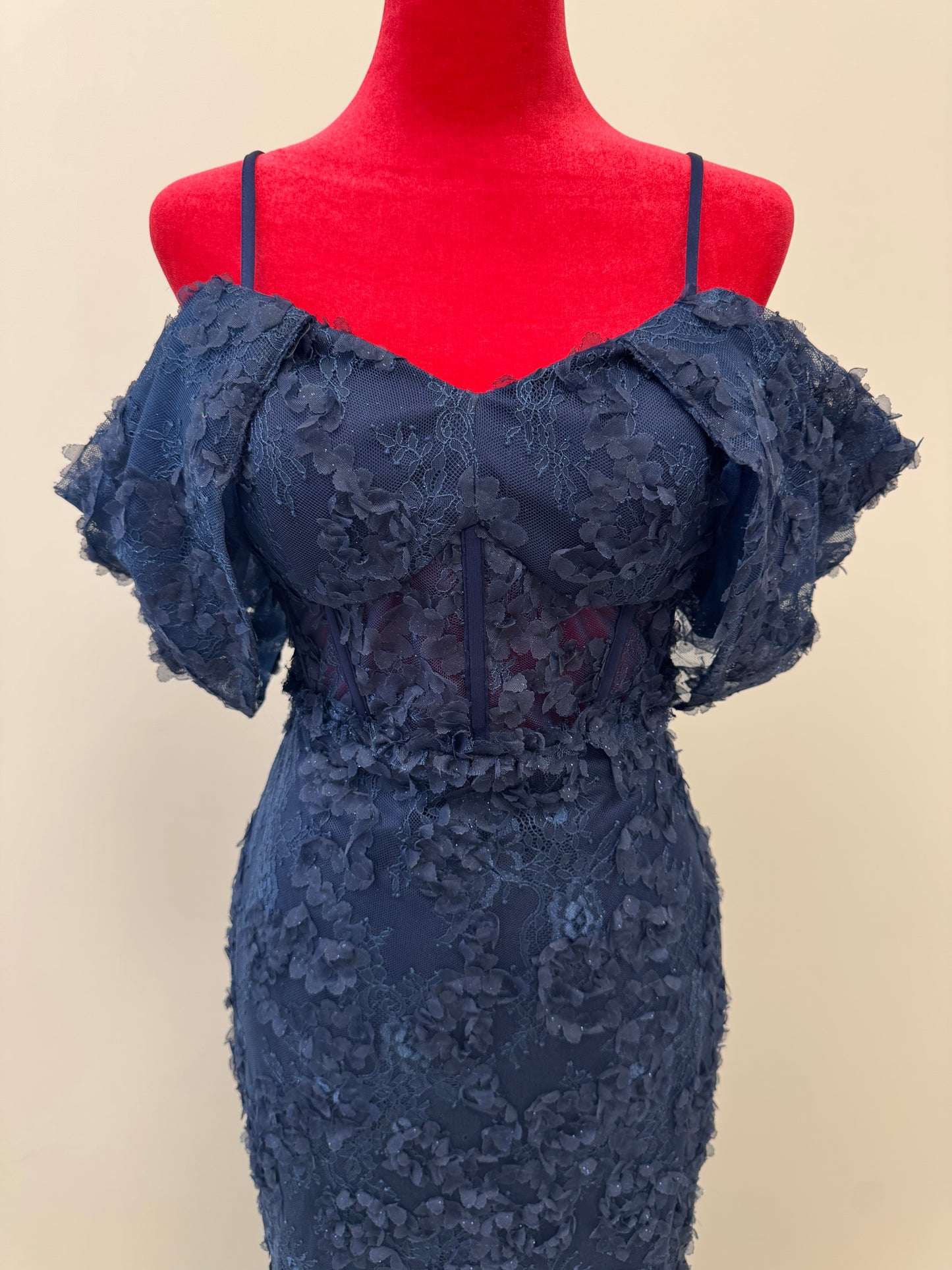 Elegantes Abendkleid mit 3D-Spitzenapplikationen