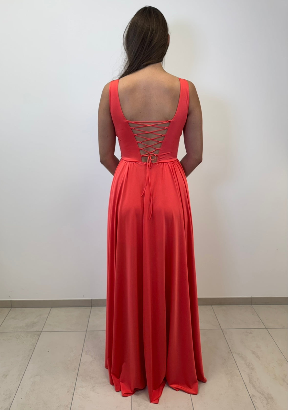 Elegantes Abendkleid mit funkelnd verzierter Taillenpartie