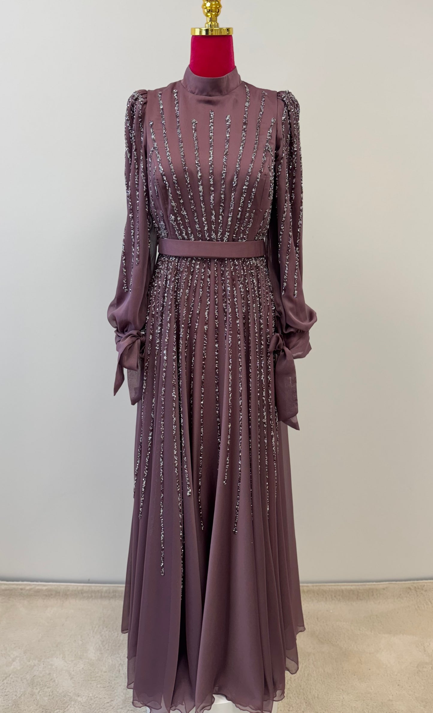 Elegantes Hijabi-Abendkleid mit funkelnden Details