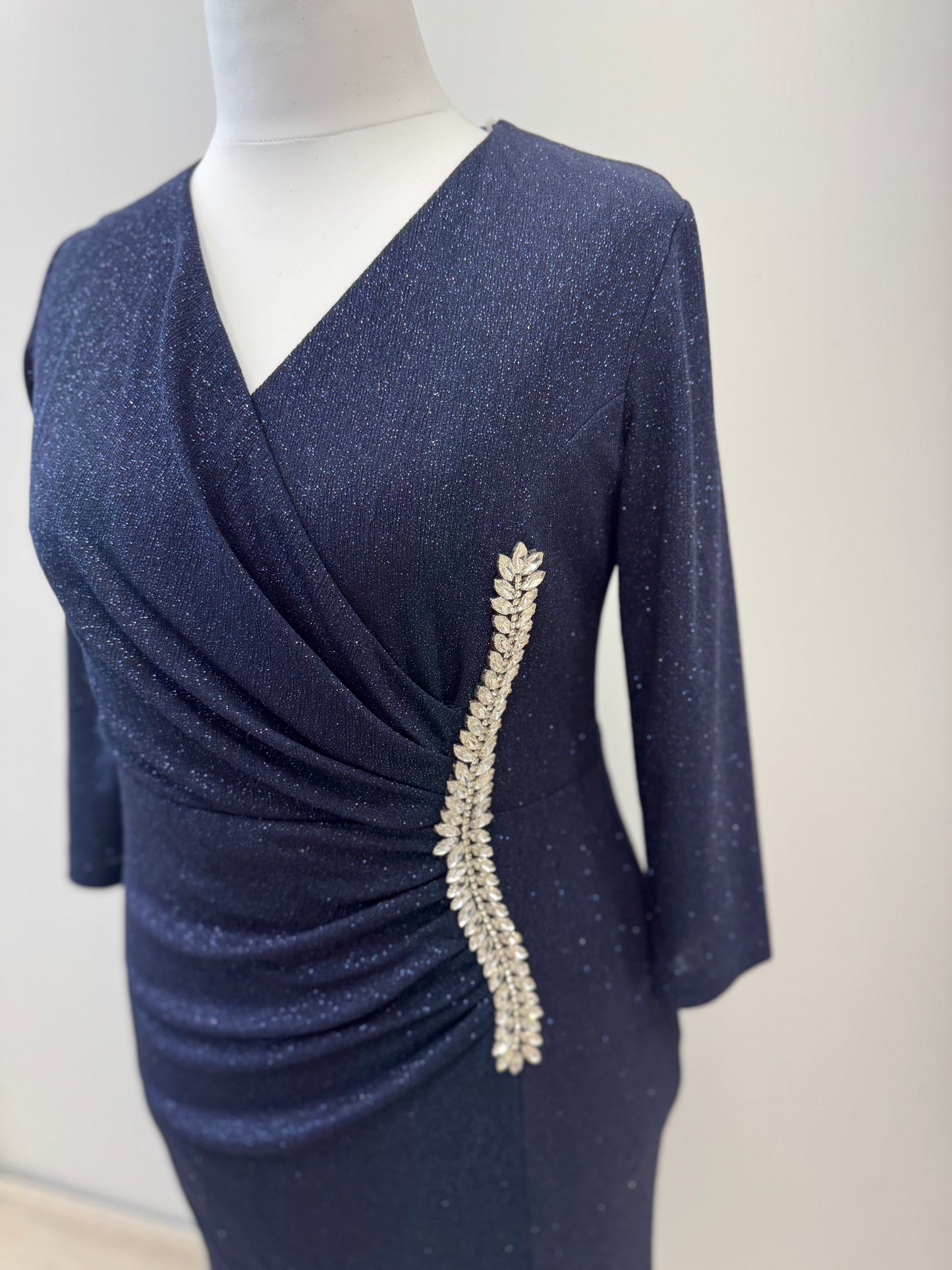 Abendkleid mit Wickeloptik und Zierapplikation