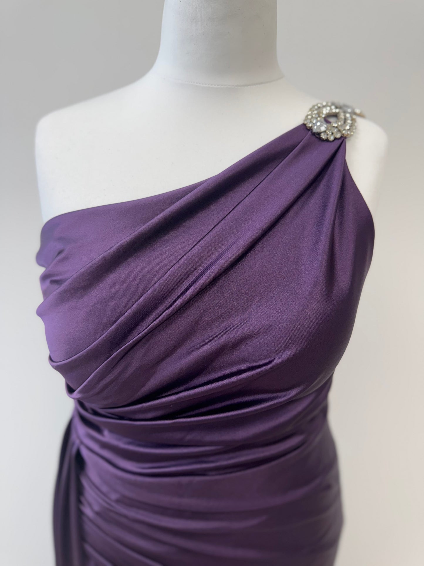 Elegantes One-Shoulder-Abendkleid mit Strassdetail