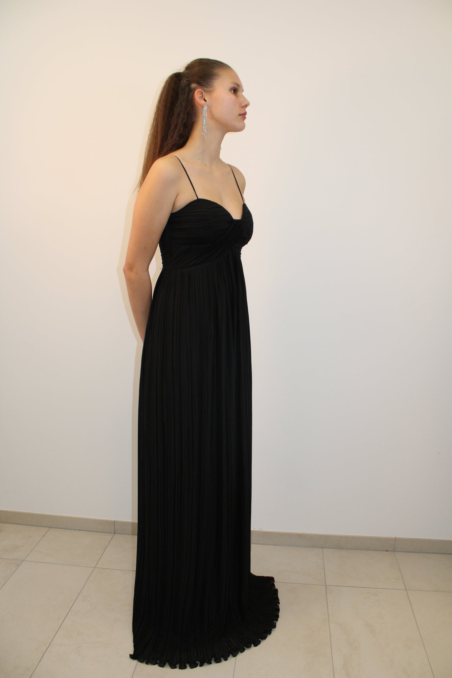 Plissiertes Maxikleid mit fließender Silhouette RO-8001 RO-8002 RO-8003
