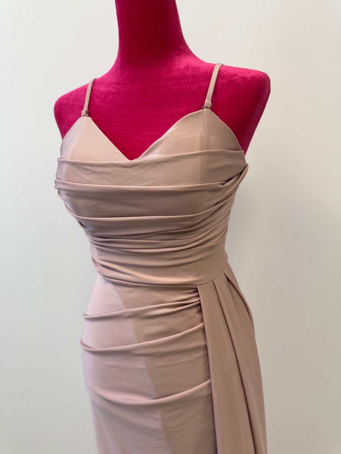 Elegantes Abendkleid aus Satin mit hohem Schlitz