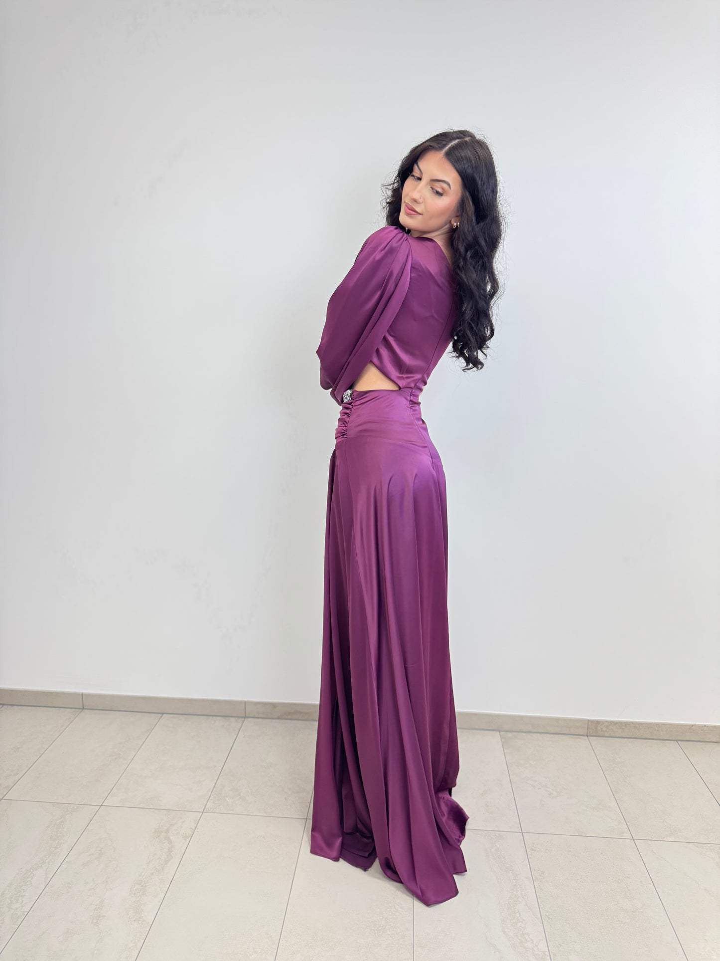 Asymmetrisches Kleid mit einem Ärmel