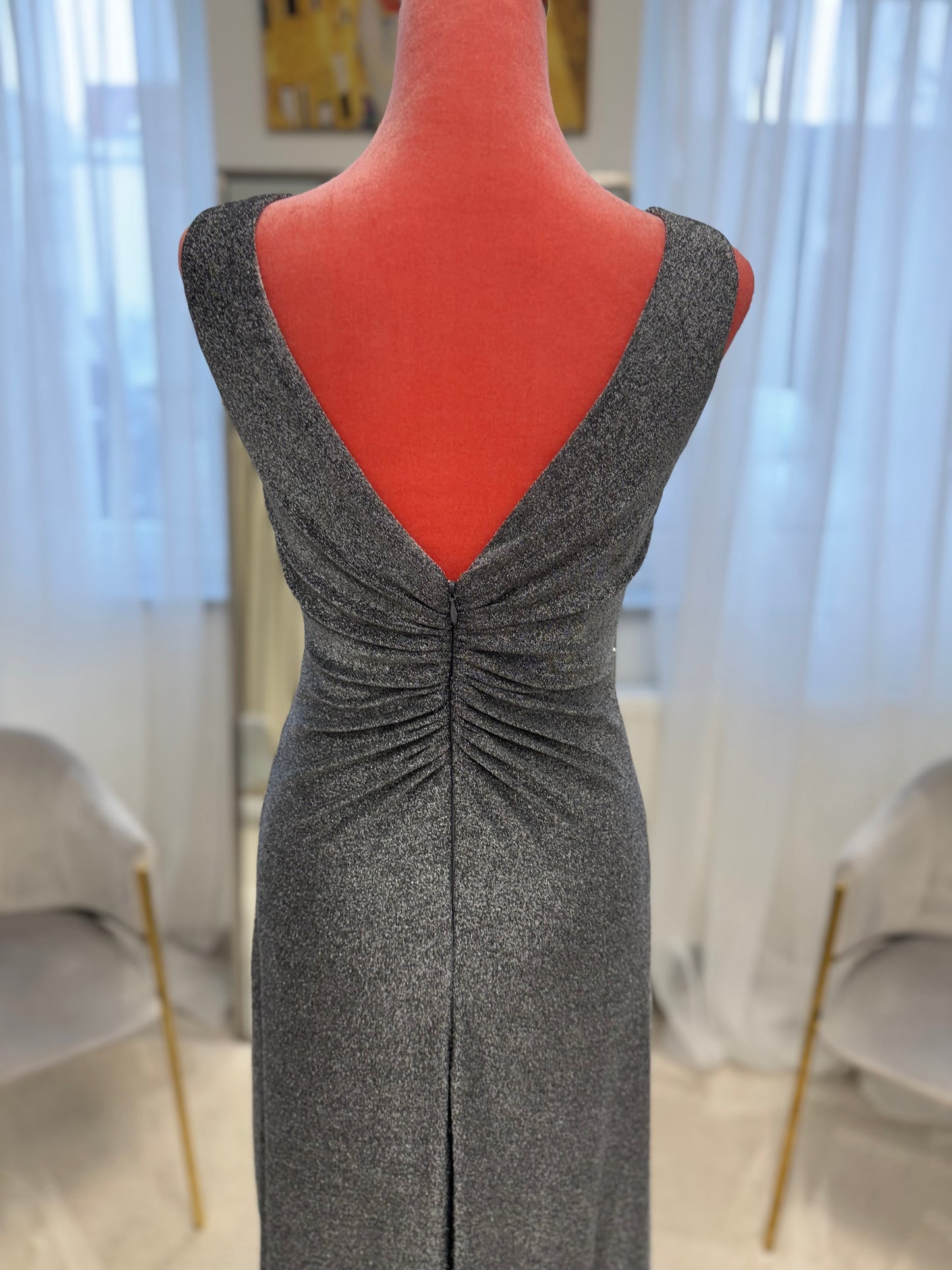 Zeitloses Abendkleid mit V-Ausschnitt und feinen Schmuckdetails