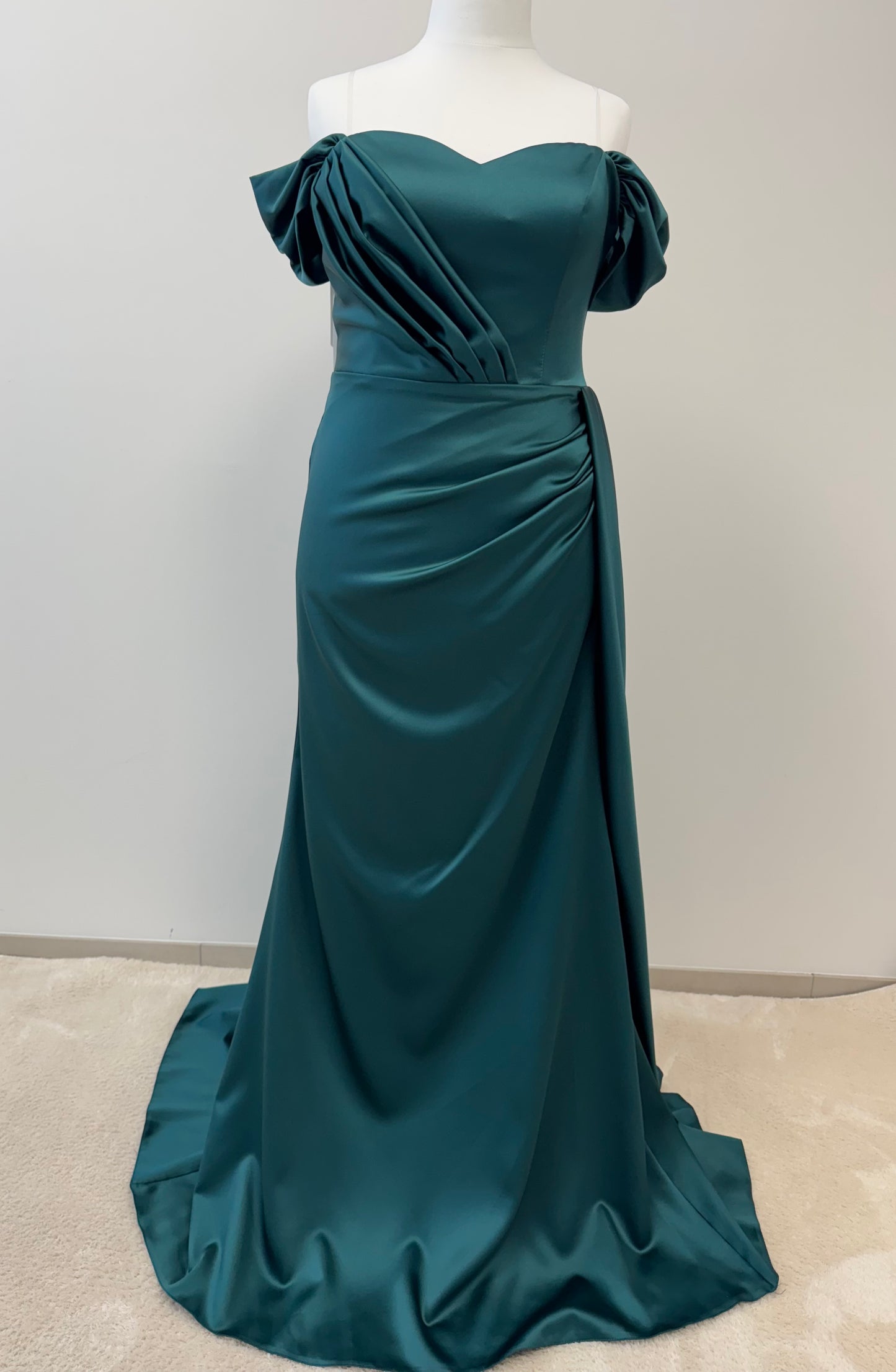 Elegantes Satinkleid mit Drapierung