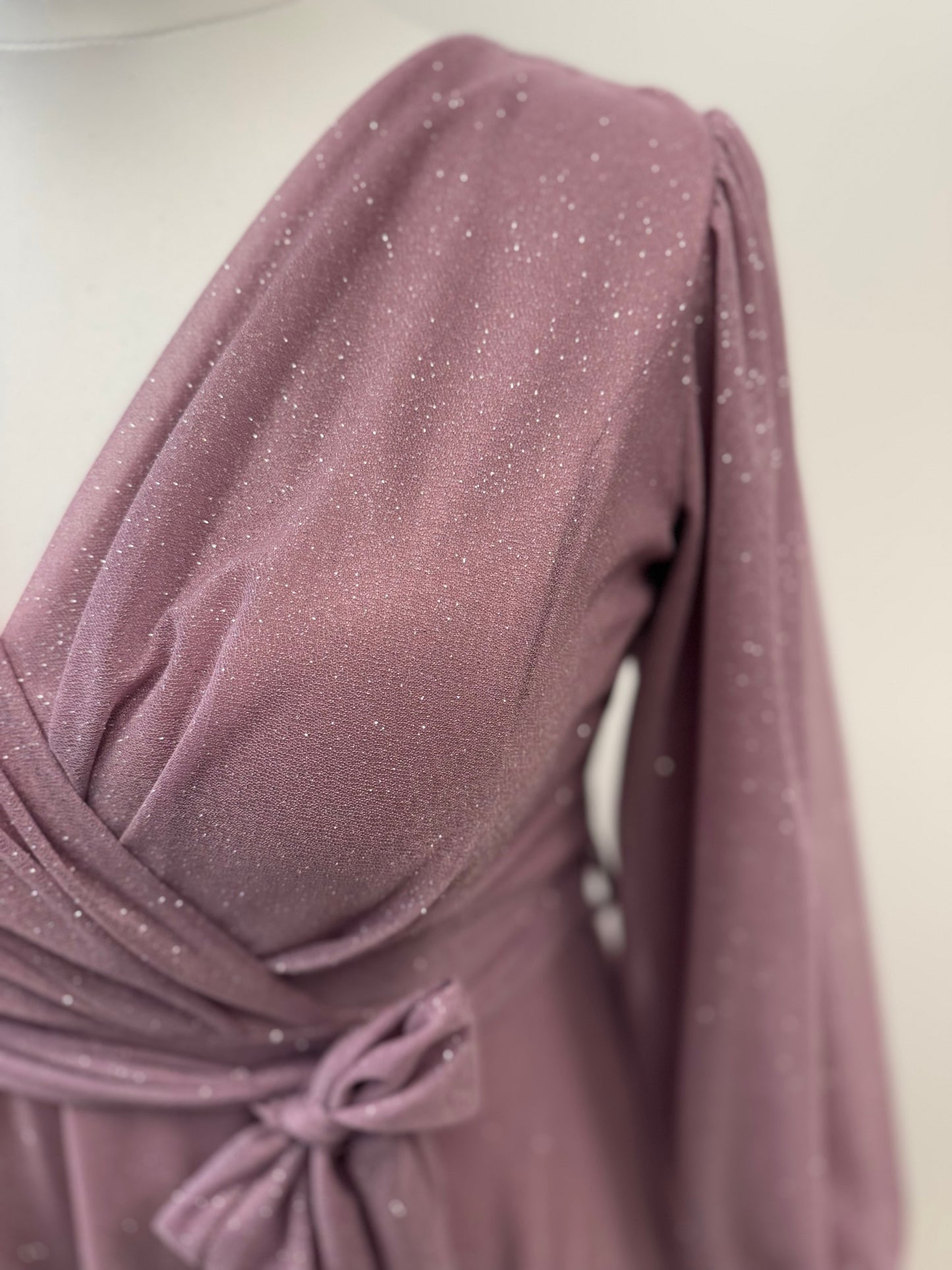 Elegantes Maxikleid mit Ärmeln in Wickeloptik