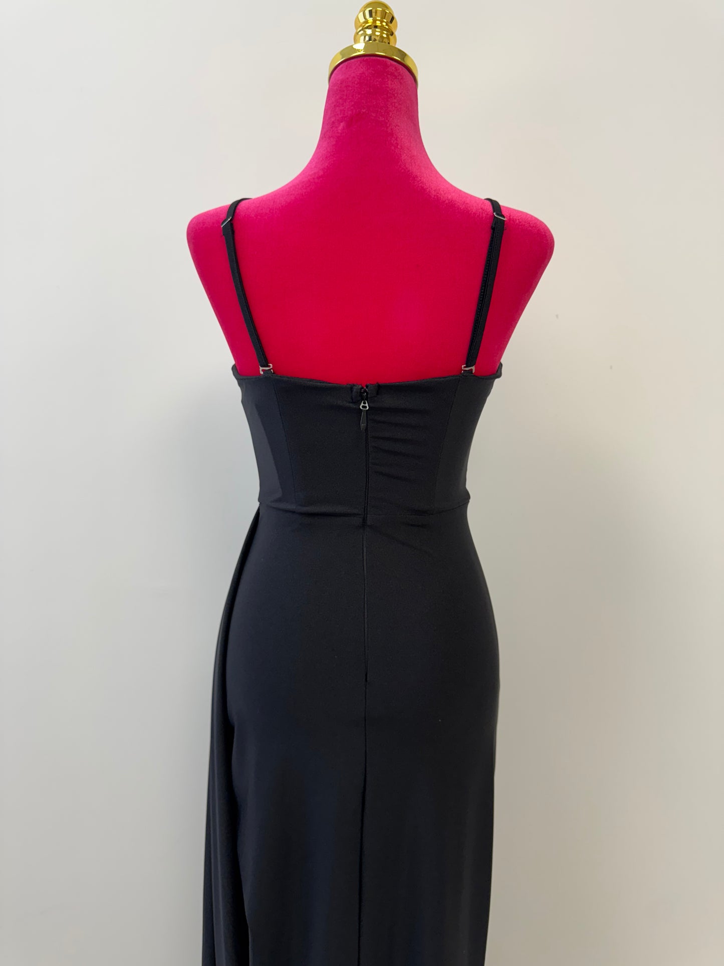 Elegantes Abendkleid aus Satin mit hohem Schlitz