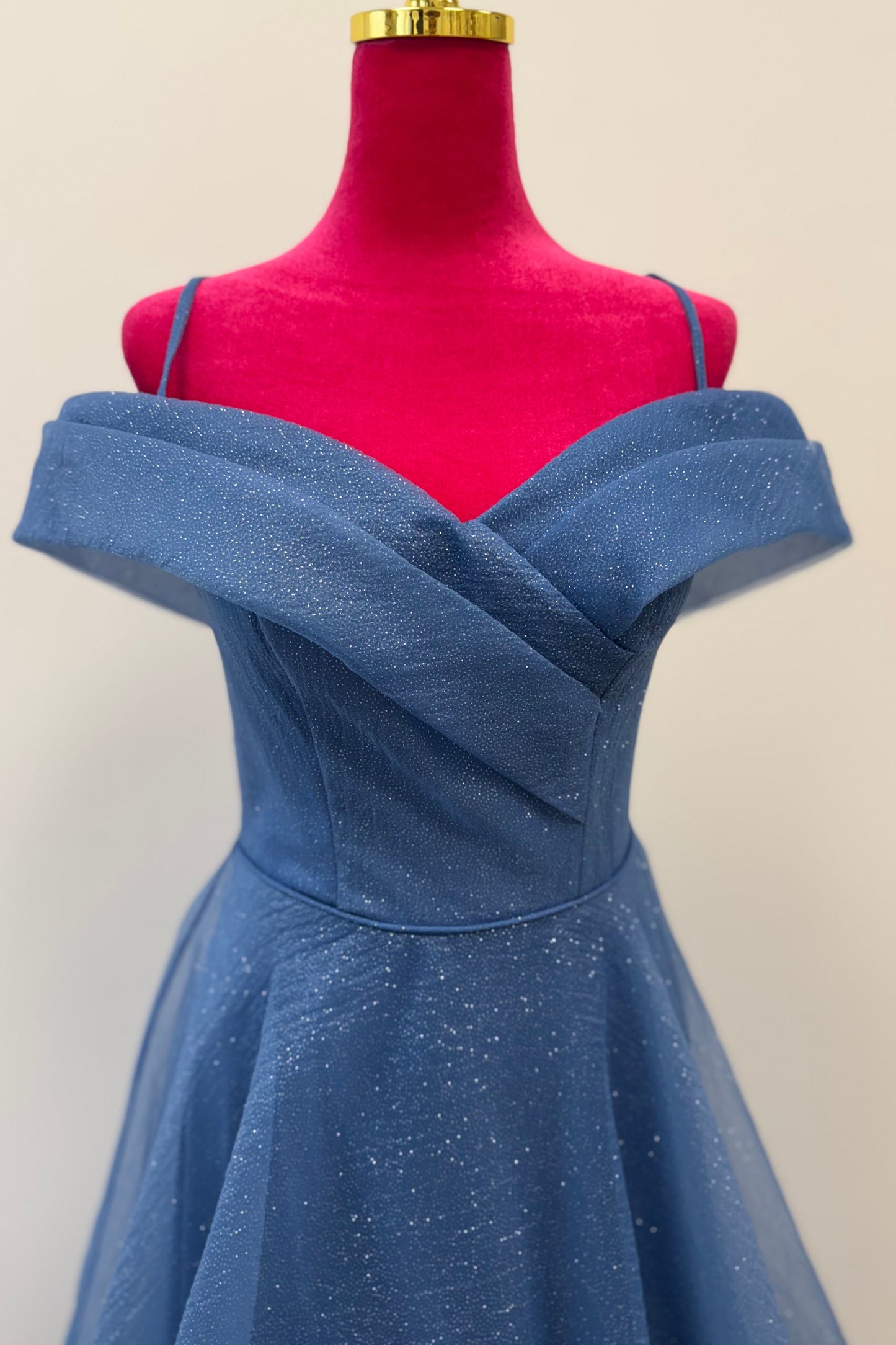 Schulterfreies Glitzer-Abendkleid in A-Linie