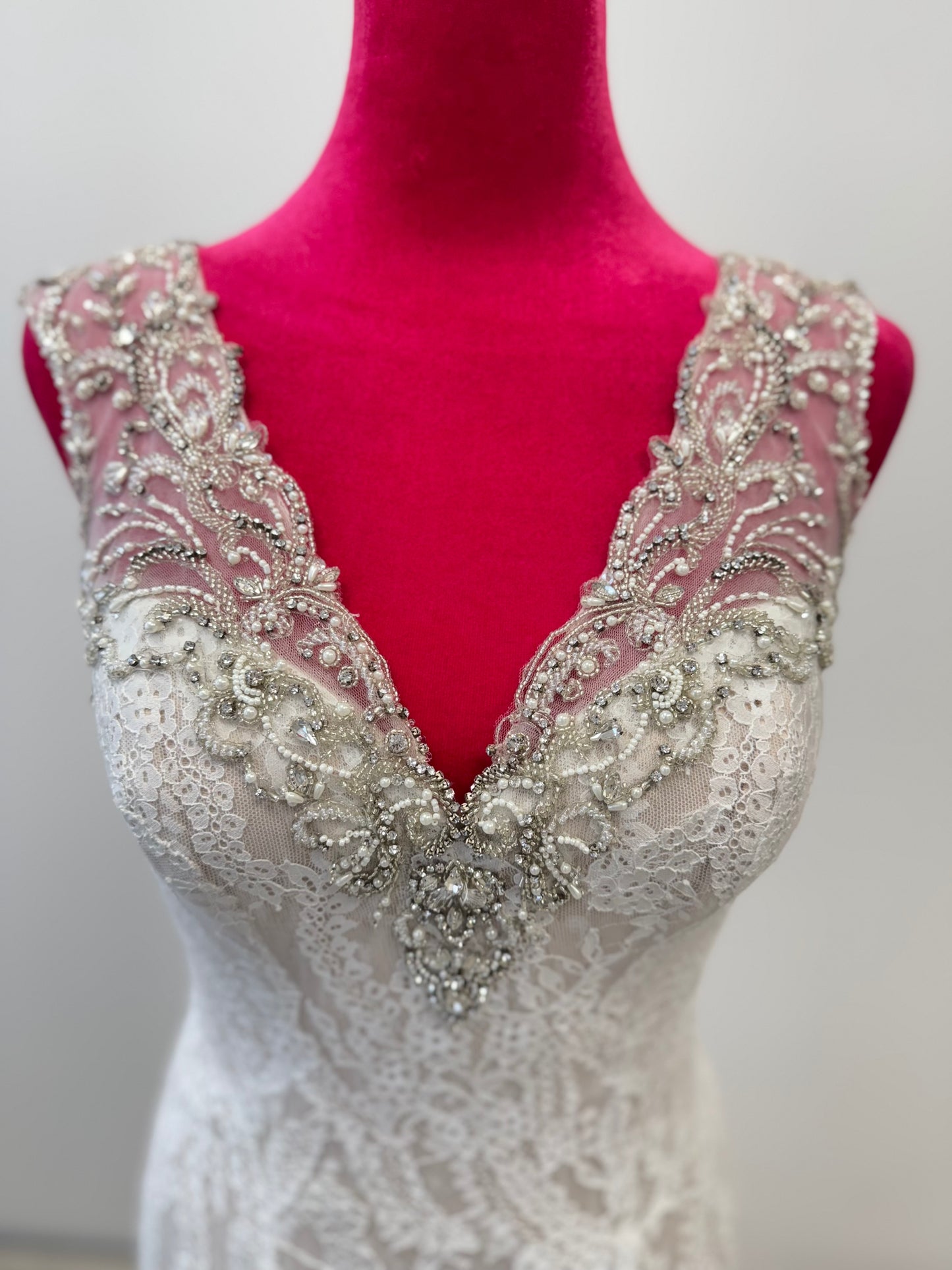 Exklusives Designer-Brautkleid im romantischen Vintage-Look – nur einmal verfügbar