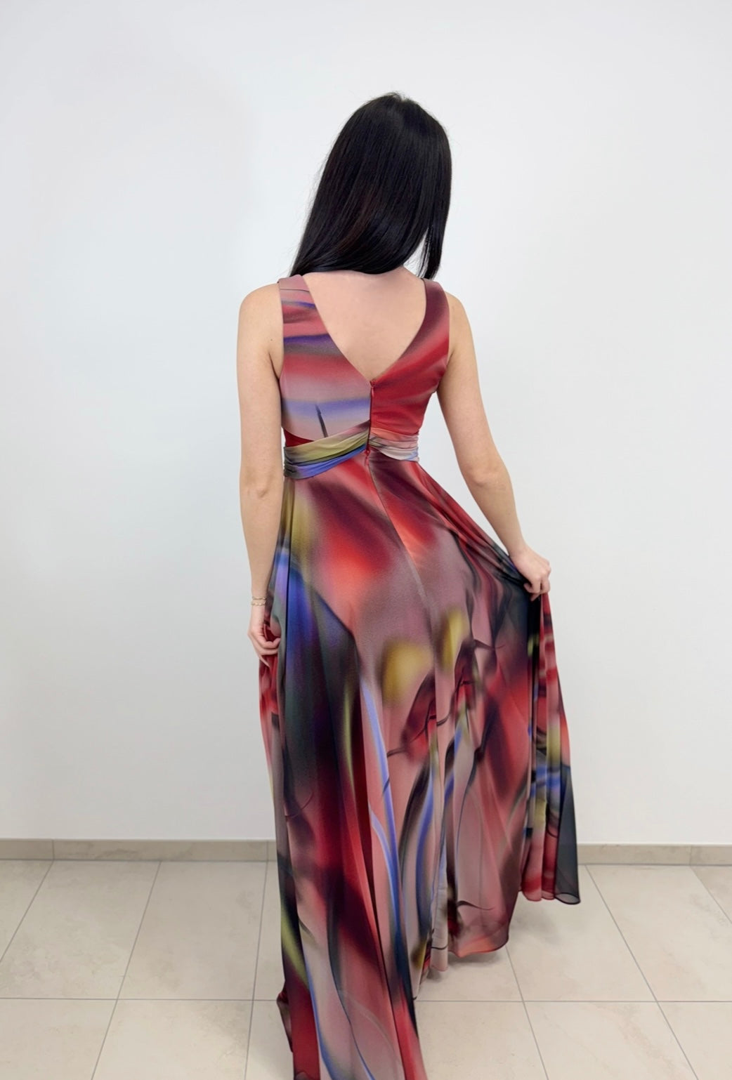 Fließendes Abendkleid mit abstraktem Farbverlauf