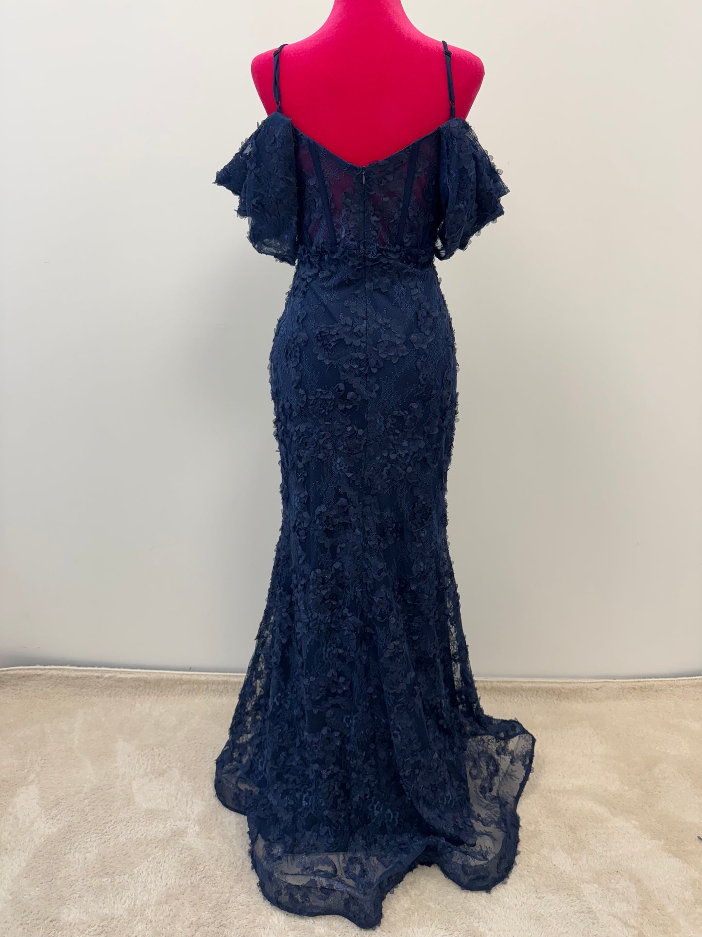 Elegantes Abendkleid mit 3D-Spitzenapplikationen