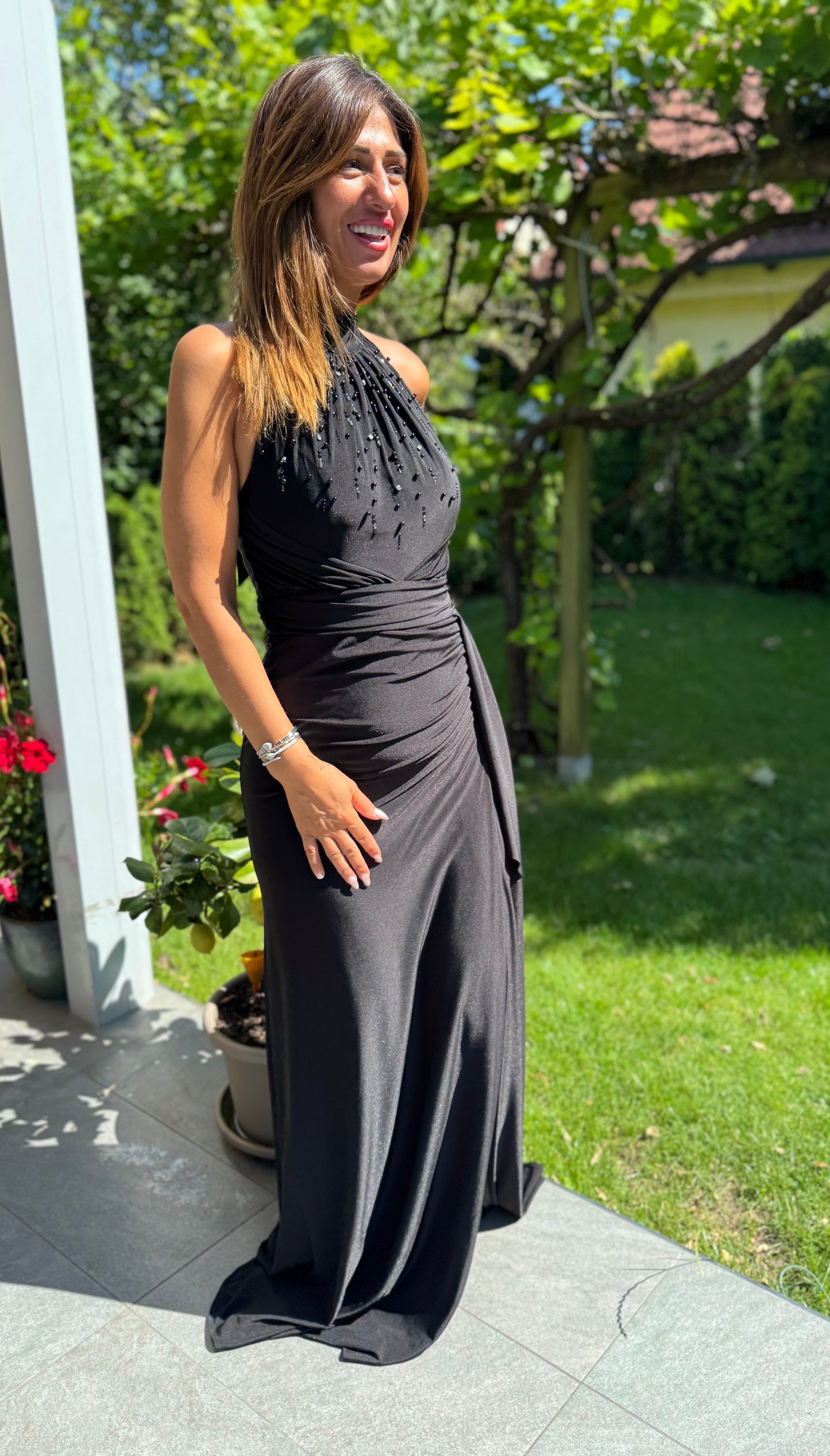 Elegantes Neckholder-Abendkleid mit Drapierung und Schlitz