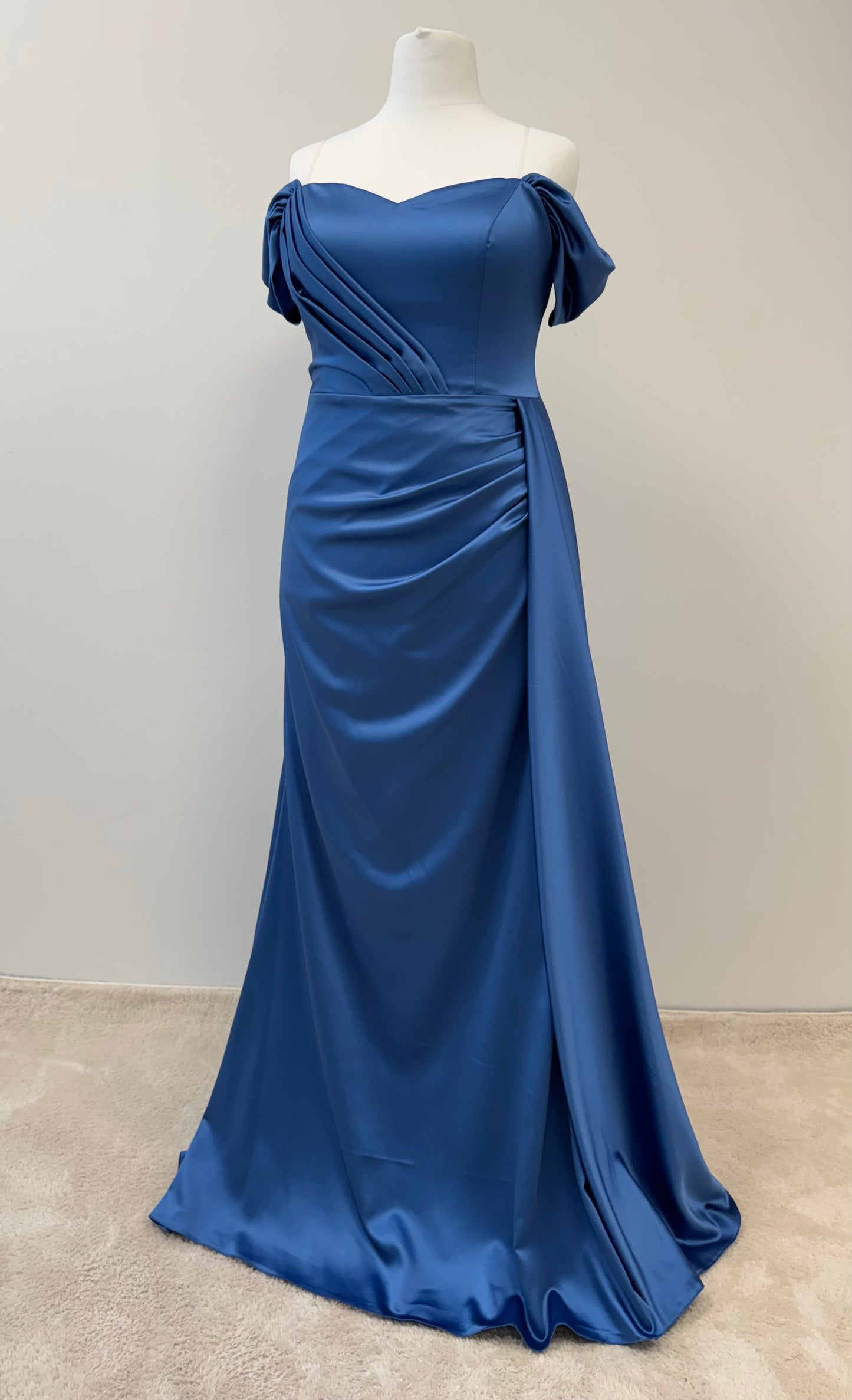 Elegantes Satinkleid mit Drapierung