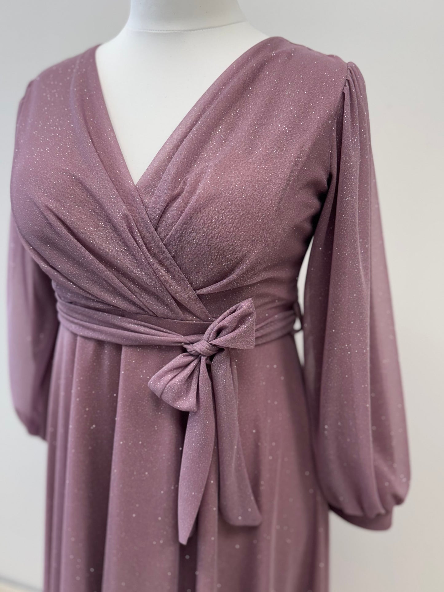 Elegantes Maxikleid mit Ärmeln in Wickeloptik