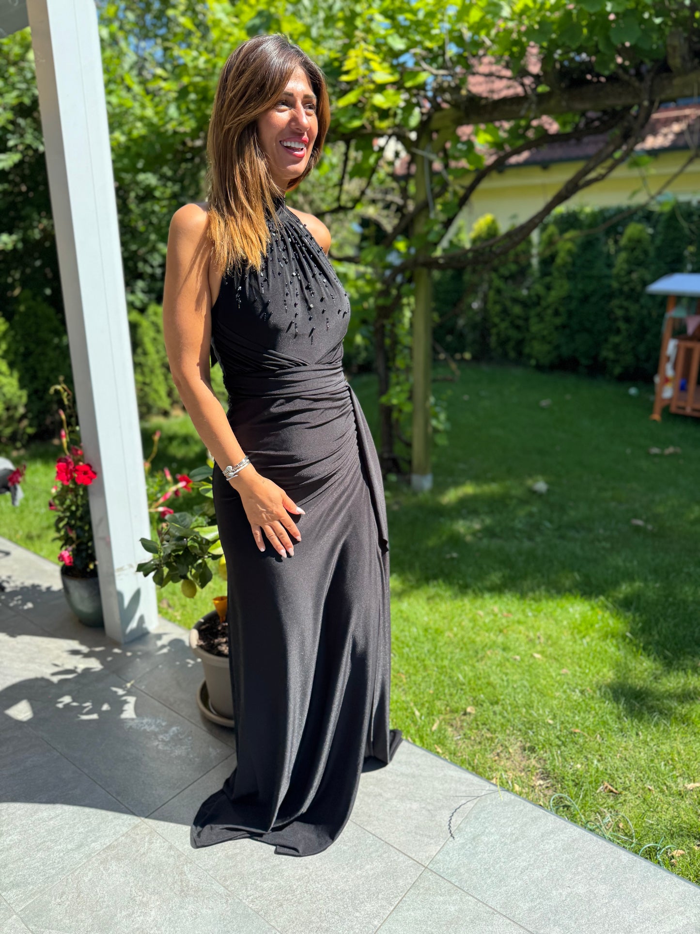 Elegantes besticktes Neckholder-Abendkleid