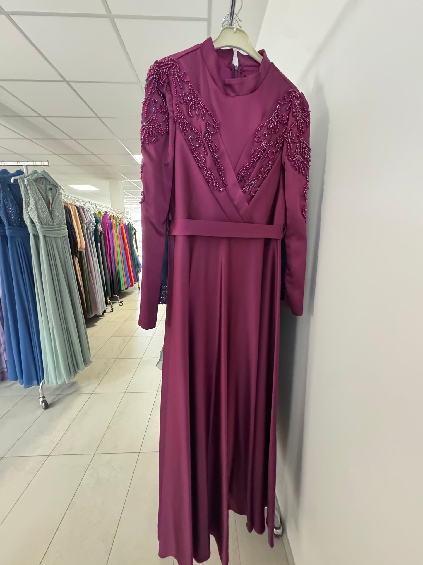 Hijabi Abendkleid mit edler Perlenstickerei D-3021