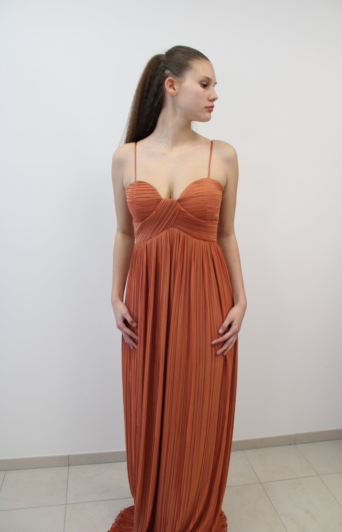 Plissiertes Maxikleid mit fließender Silhouette RO-8001 RO-8002 RO-8003