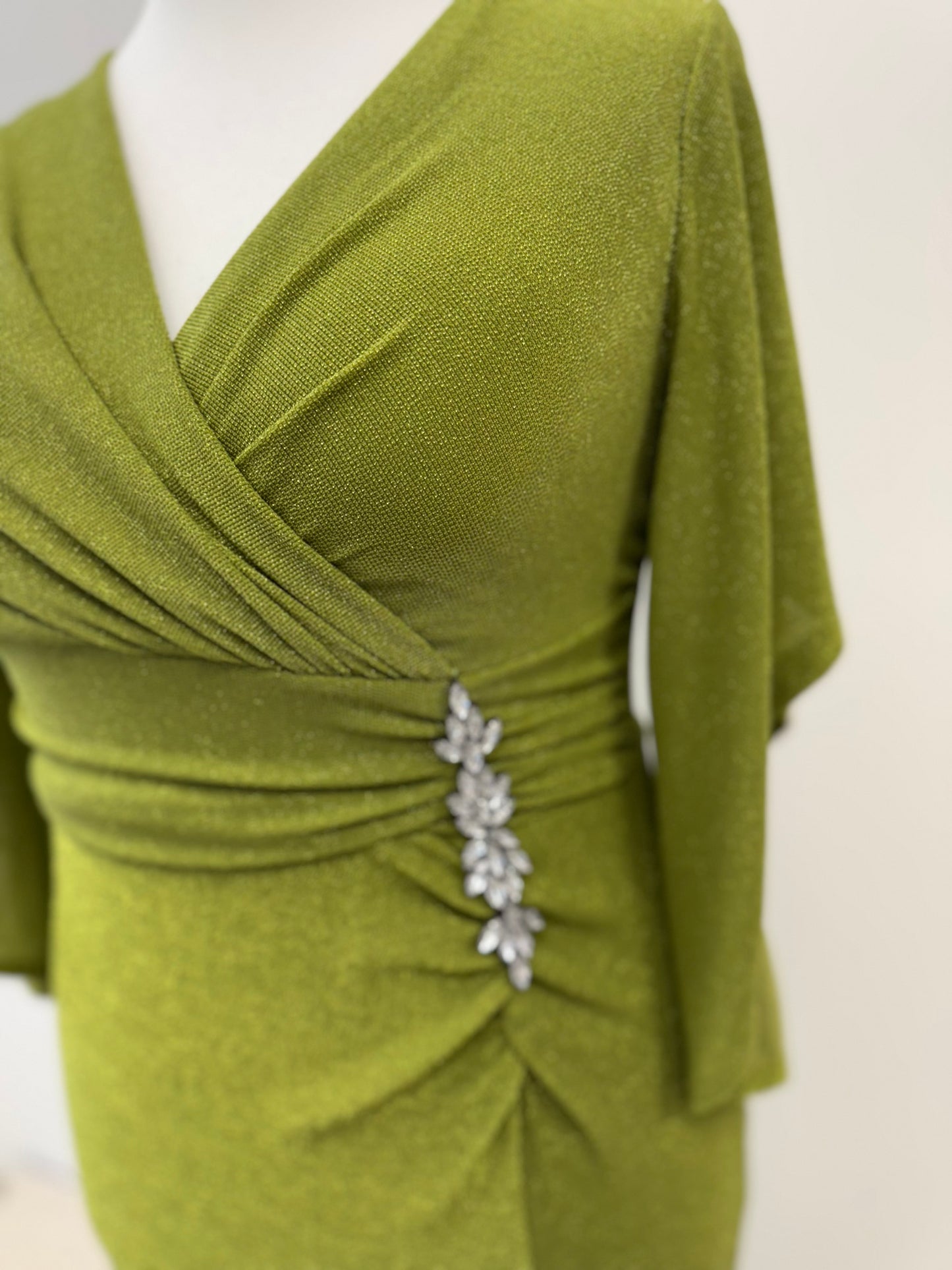 Abendkleid mit Wickeloptik und funkelnden Details