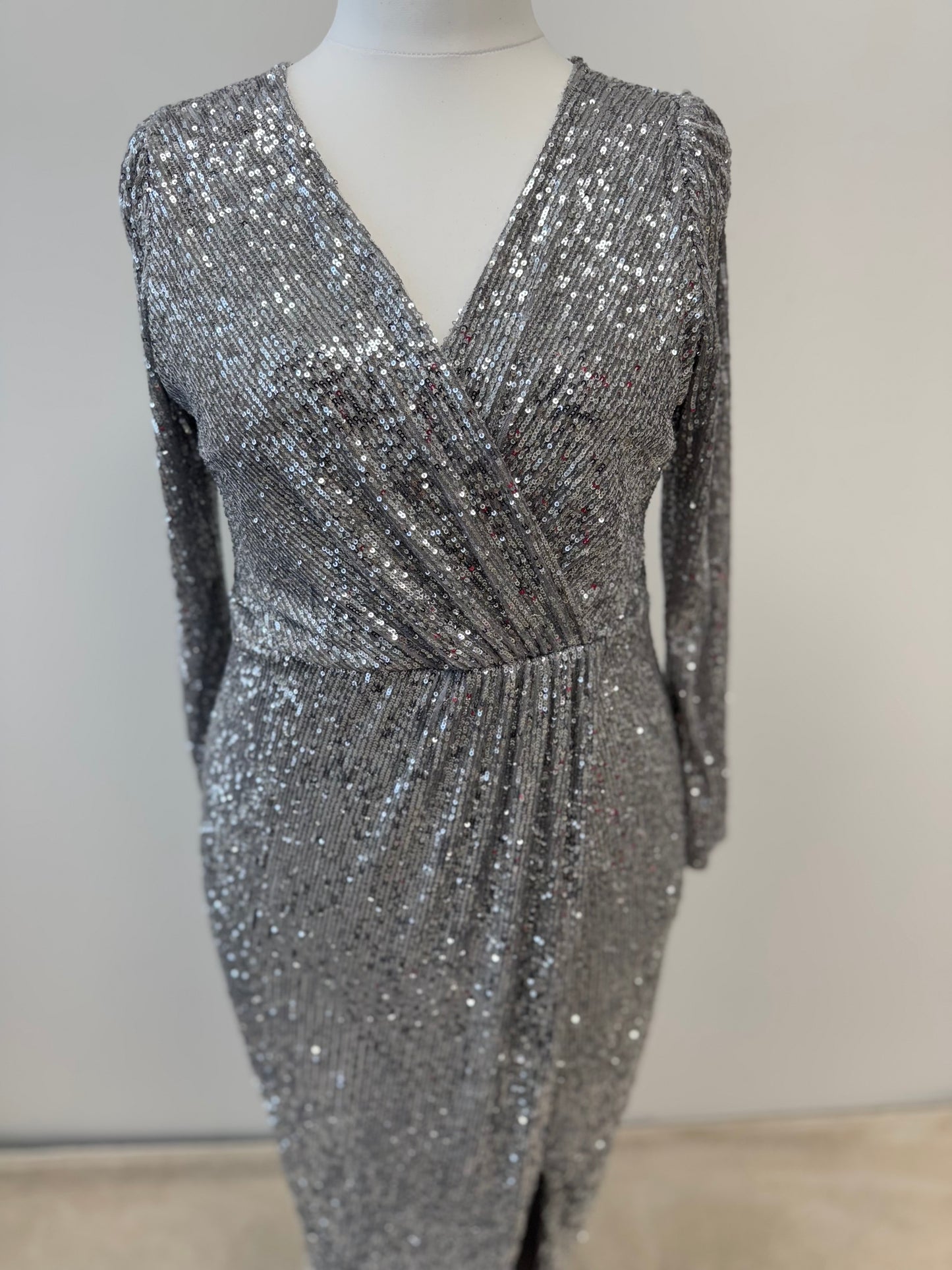 Edles Pailletten-Abendkleid in Wickeloptik